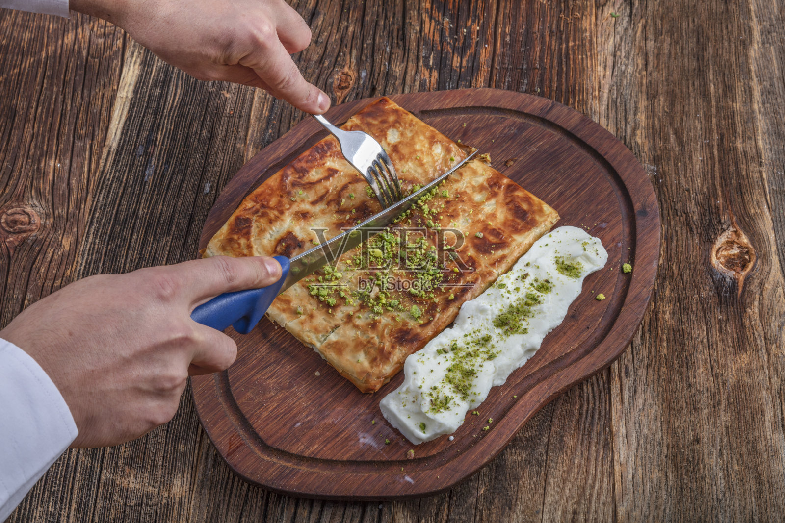 土耳其甜点Katmer与开心果粉与冰淇淋。照片摄影图片