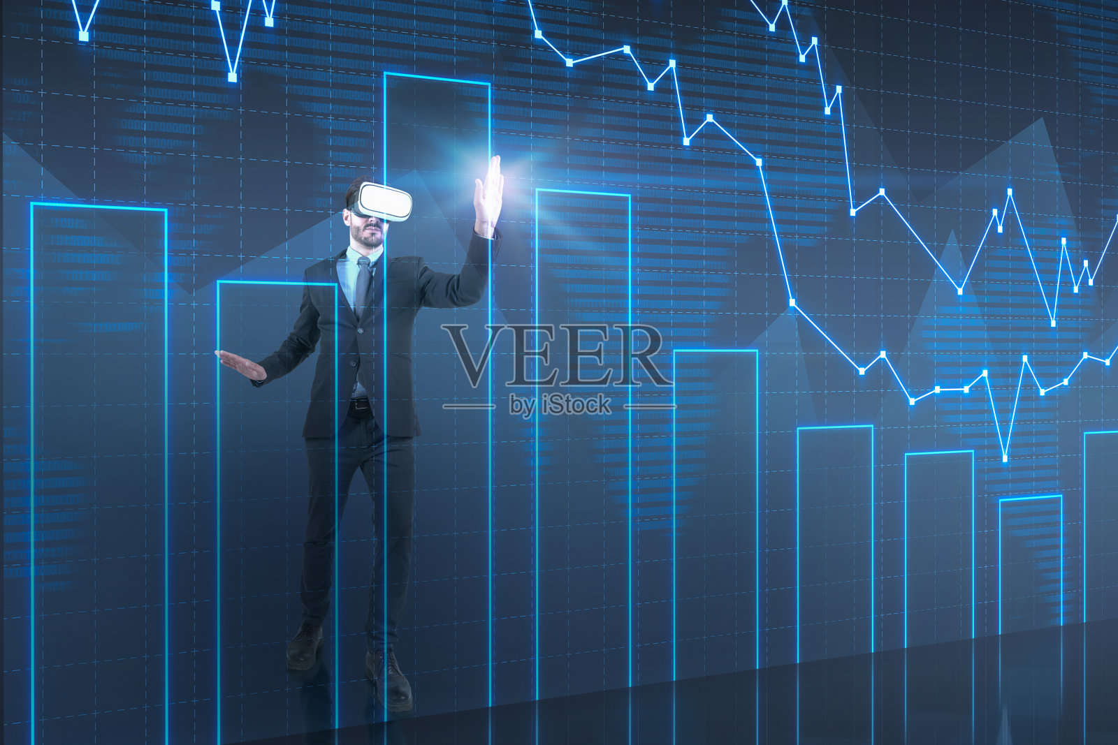 商人在虚拟眼镜与图形工作照片摄影图片