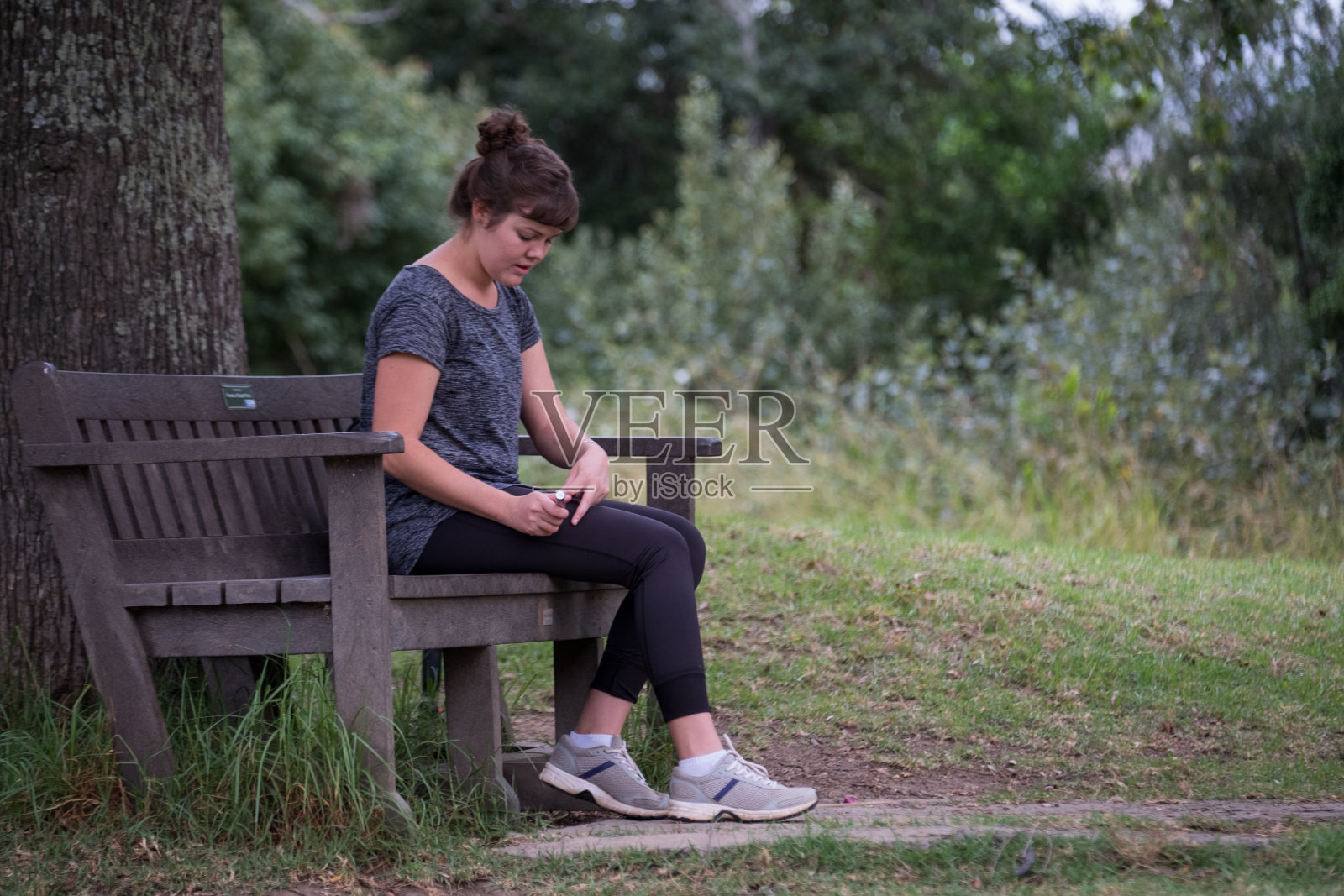 女人给自己注射胰岛素照片摄影图片