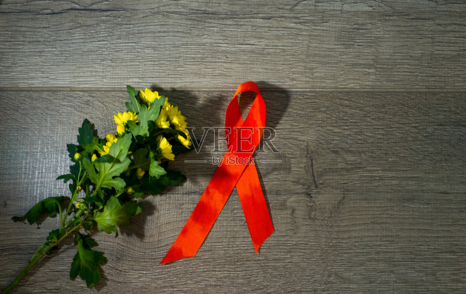 红丝带认识老木头背景:世界艾滋病日的象征性概念关注帮助和宣传人们的健康，公众支持艾滋病毒，日癌症。照片摄影图片