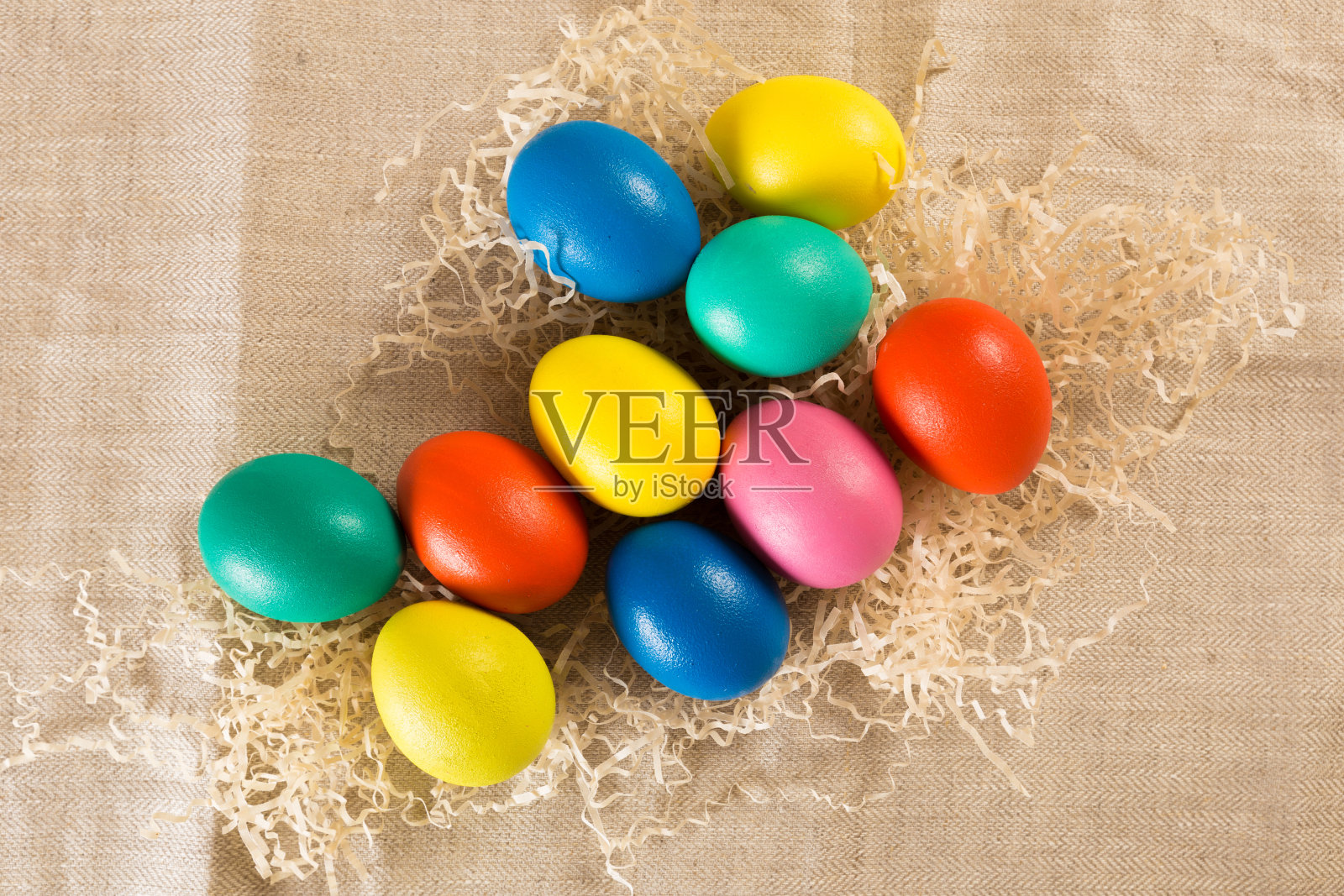亚麻背景上的复活节彩蛋照片摄影图片