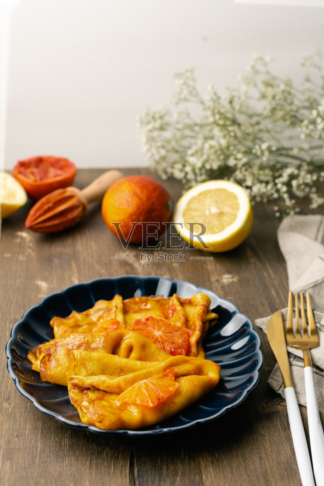 传统法式可丽饼配红血橙，俄罗斯薄饼-狂欢节大餐照片摄影图片