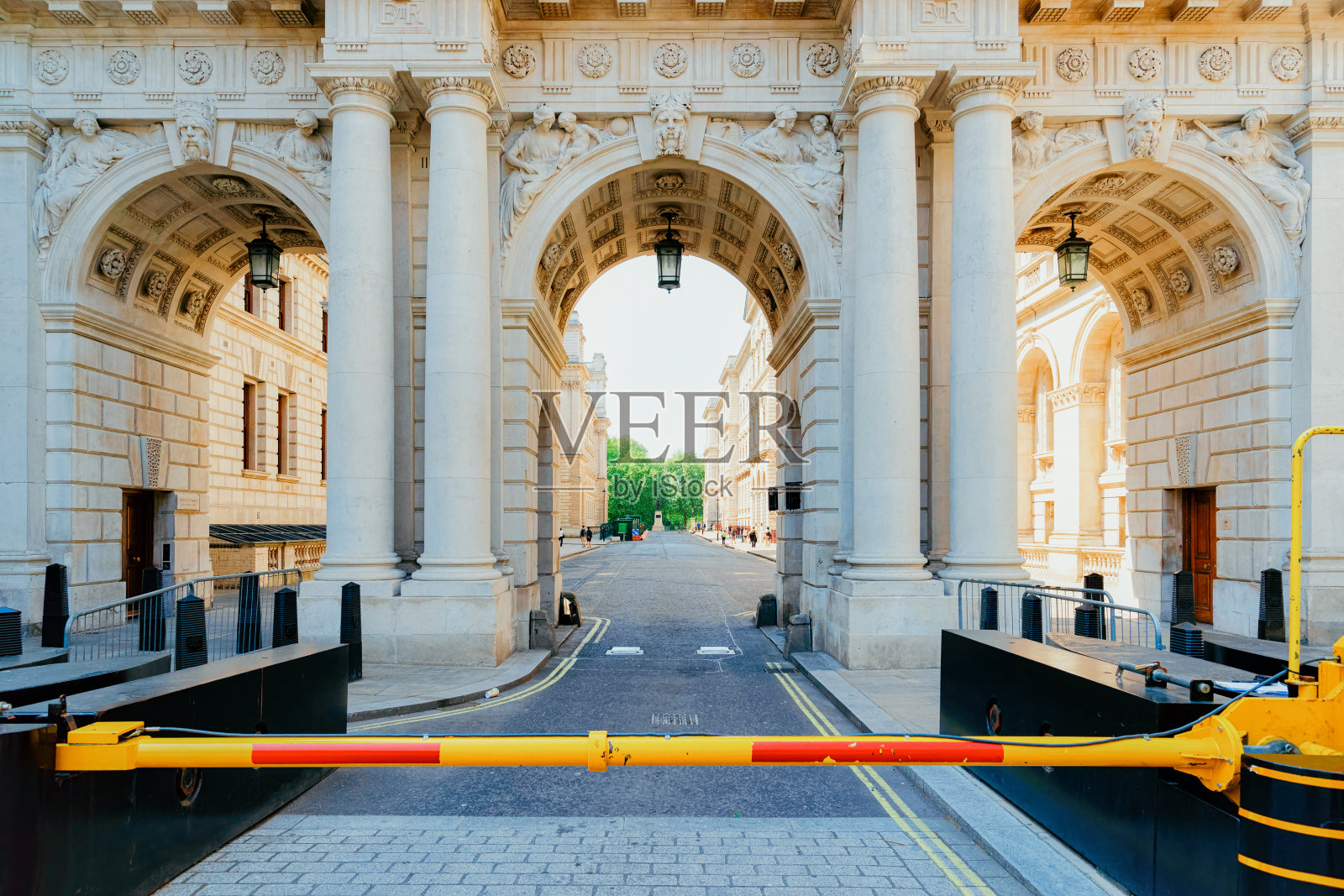 靠近特拉法加广场和伦敦购物中心的金钟拱门照片摄影图片