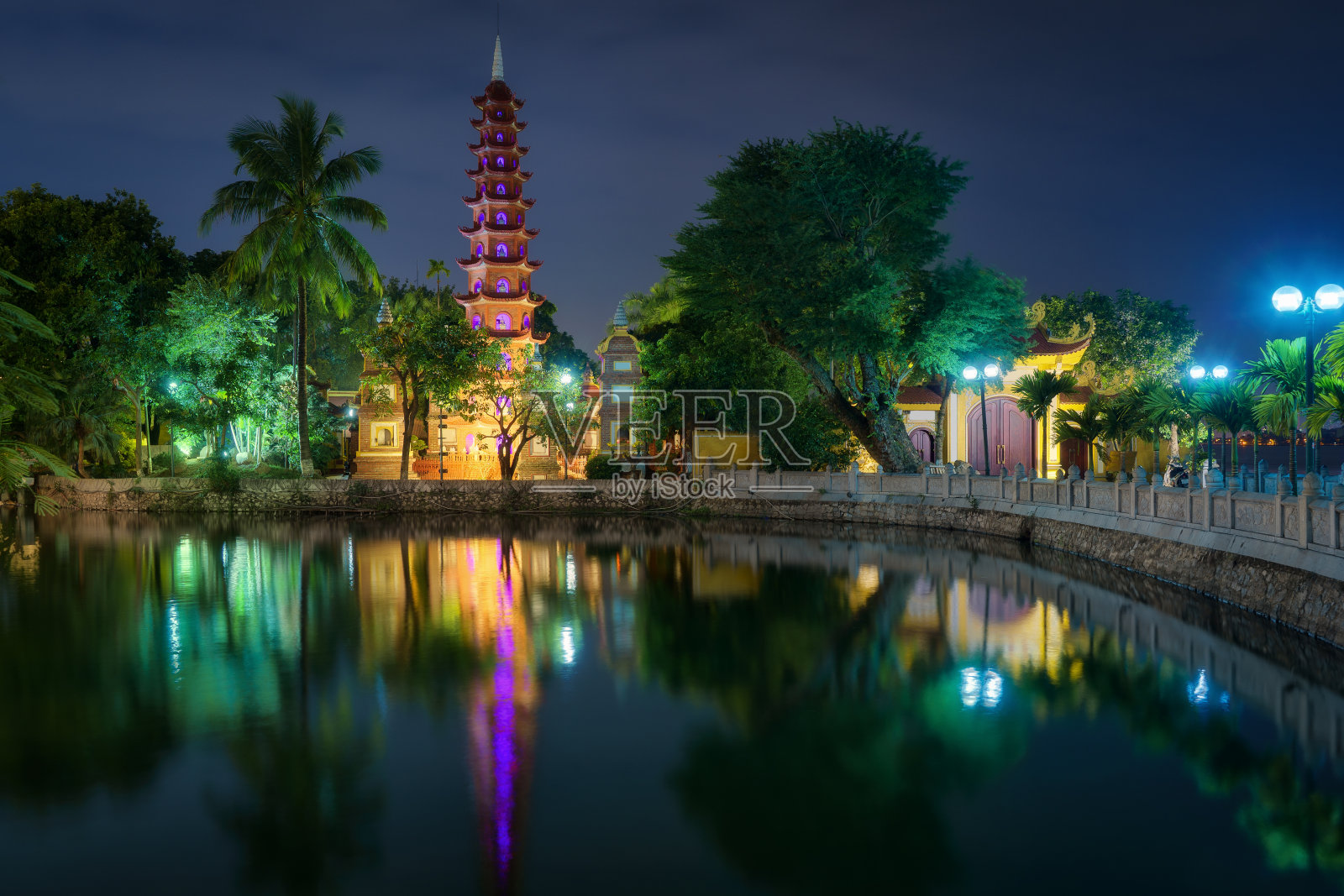越南河内的夜市。美丽的风景，穿越国塔-著名的地标照片摄影图片