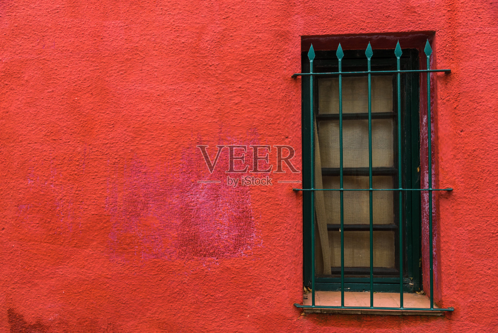 彩色的红色复古窗户和老房子的墙壁照片摄影图片
