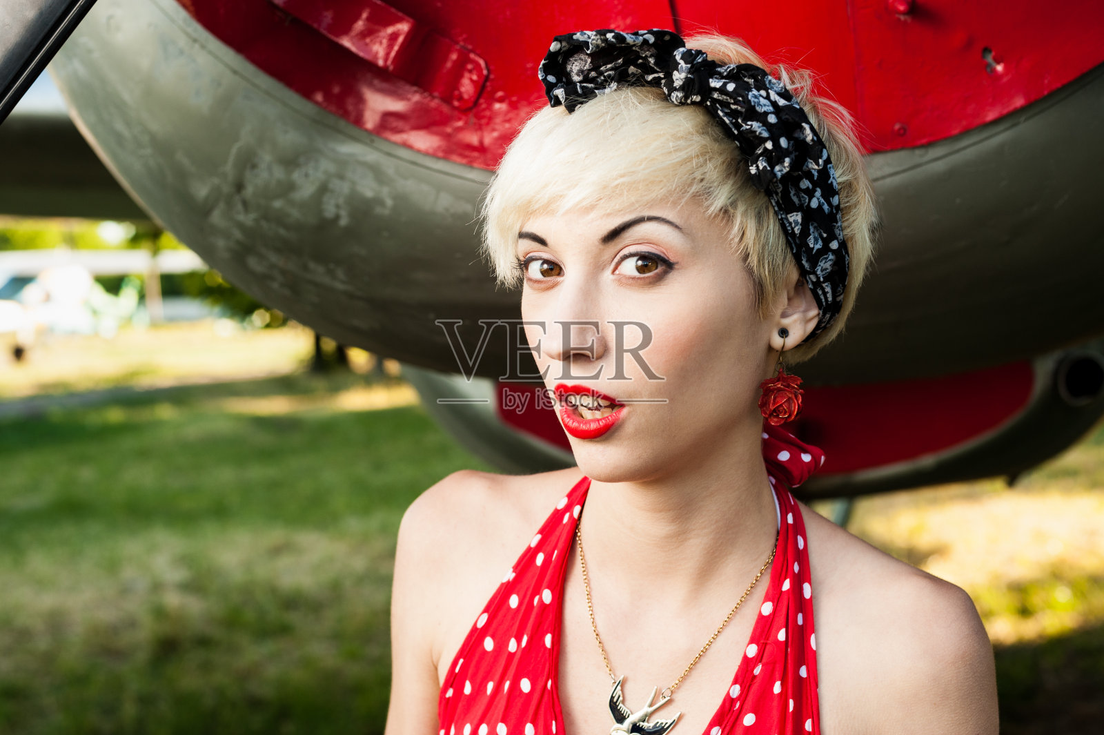 户外海报肖像的年轻金发性感的女人照片摄影图片