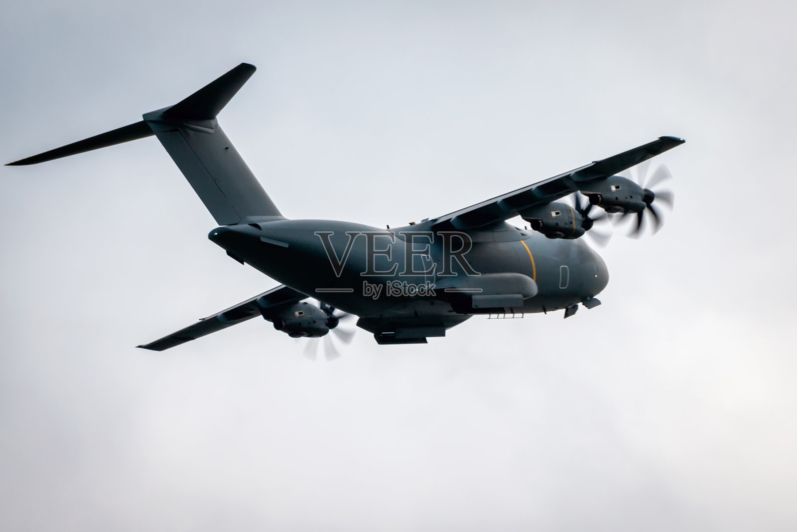 飞行中的重型军用运输涡轮螺旋桨飞机照片摄影图片