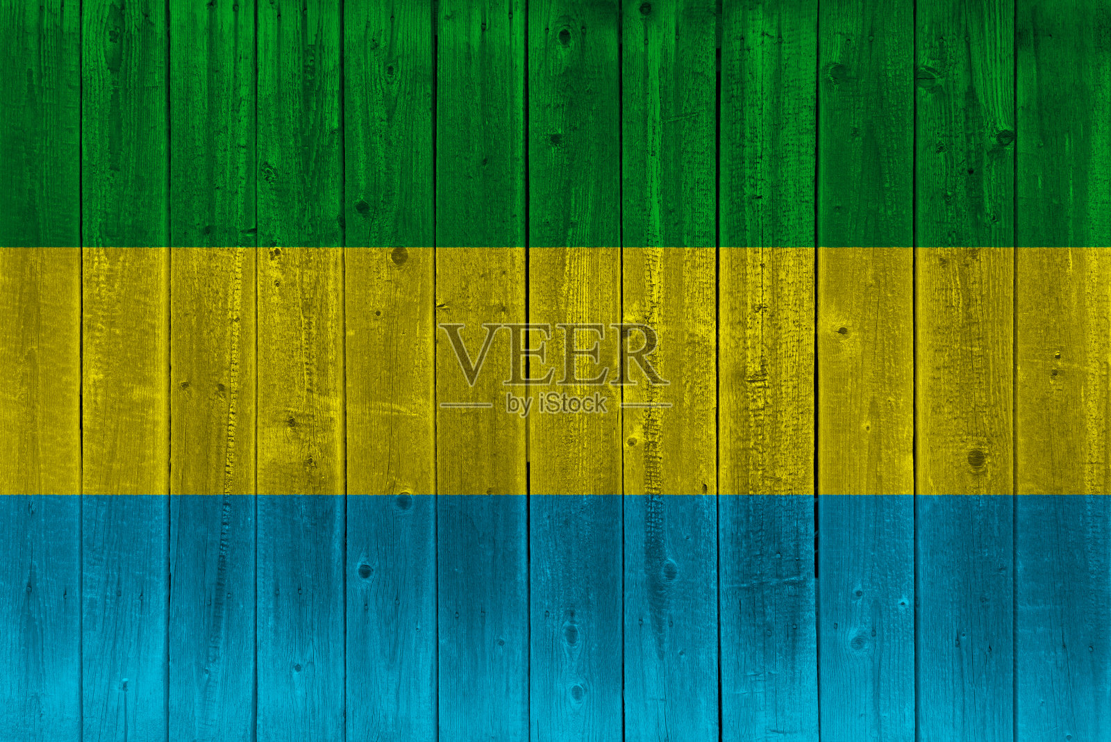 涂在旧木板上的加蓬旗帜照片摄影图片