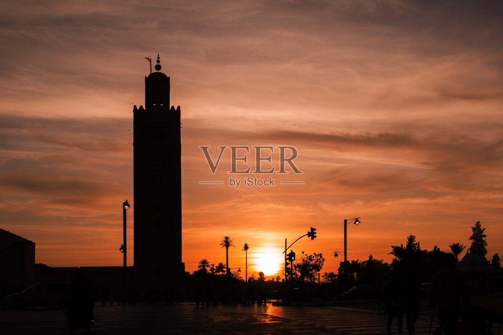 日落在Djemaa el-fna广场与库图比亚尖塔剪影在马拉喀什，摩洛哥照片摄影图片