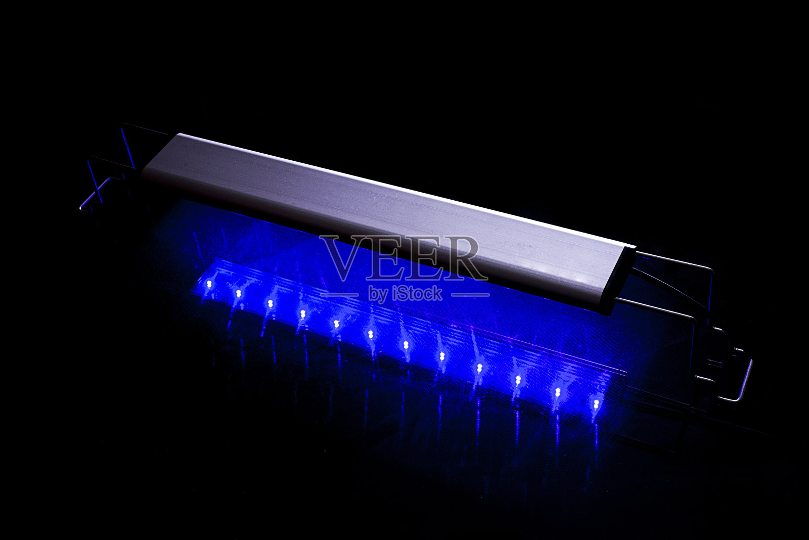 水族馆照明在黑色背景照片摄影图片