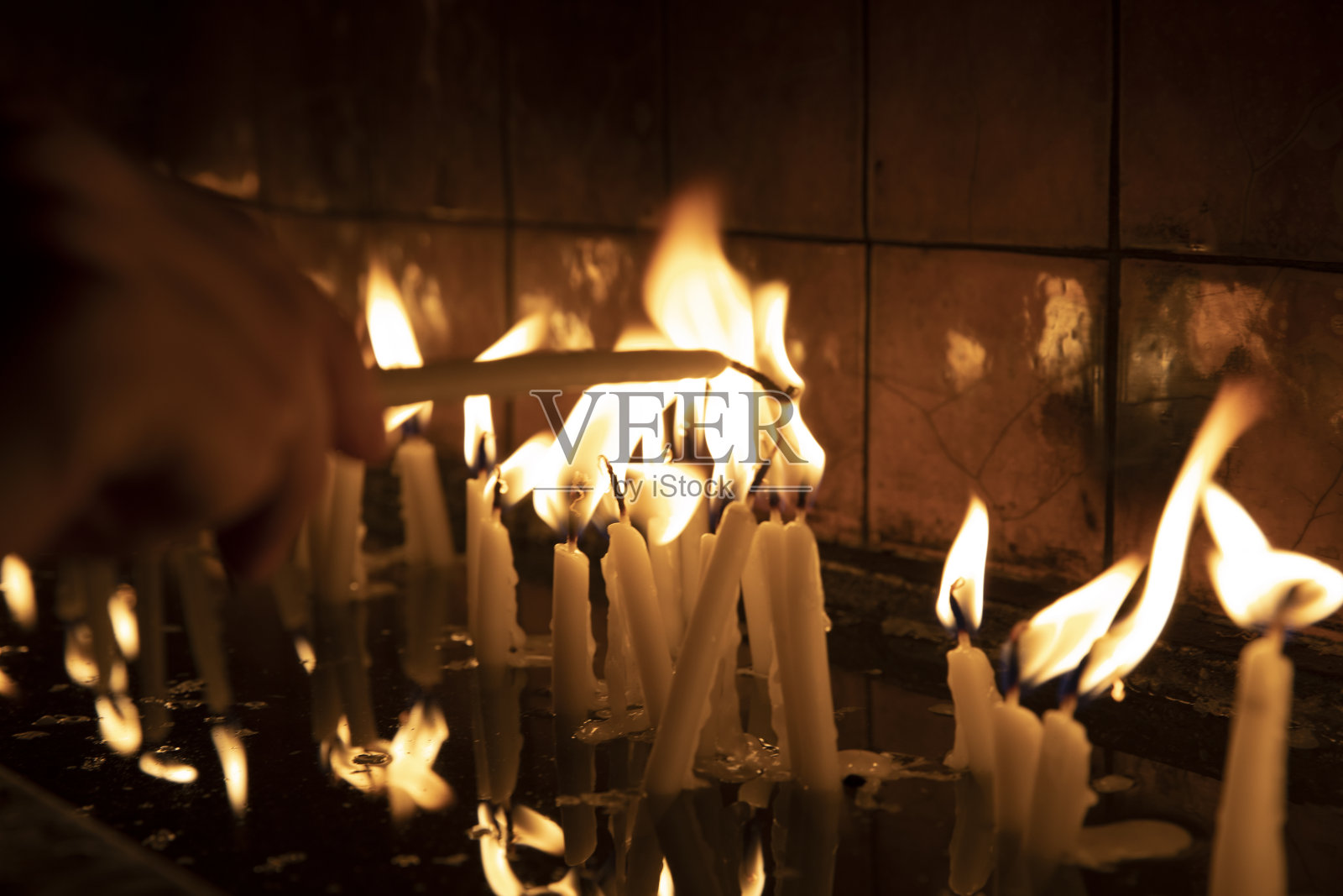 参观寺庙(教堂)，点燃蜡烛。照片摄影图片