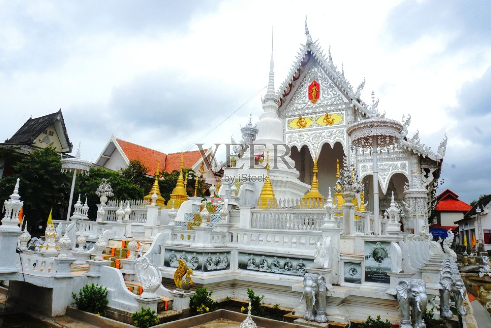 清莱寺-一个美丽的寺庙位于泰国芒兰邦市的心脏照片摄影图片