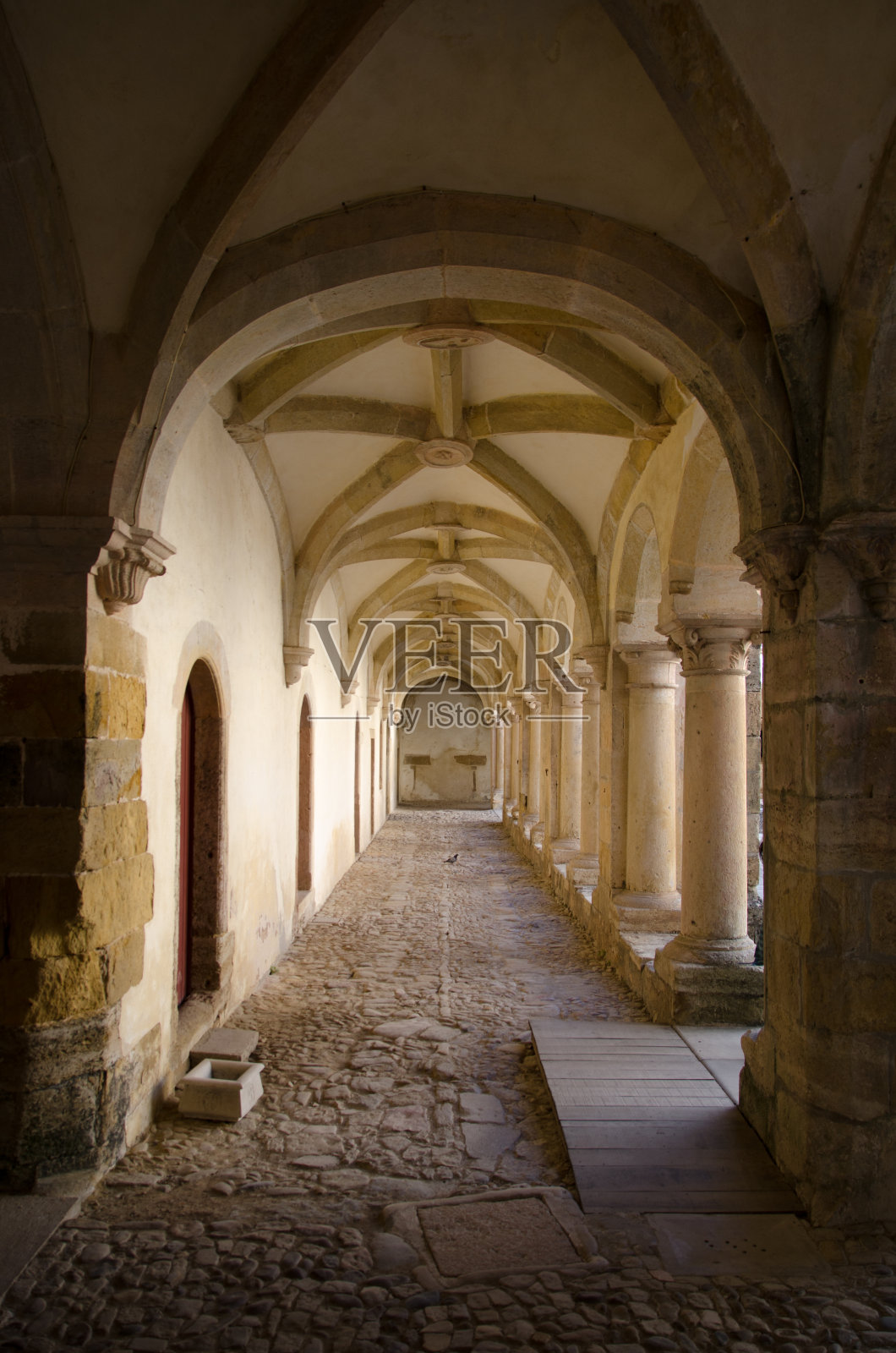 中世纪修道院走廊照片摄影图片