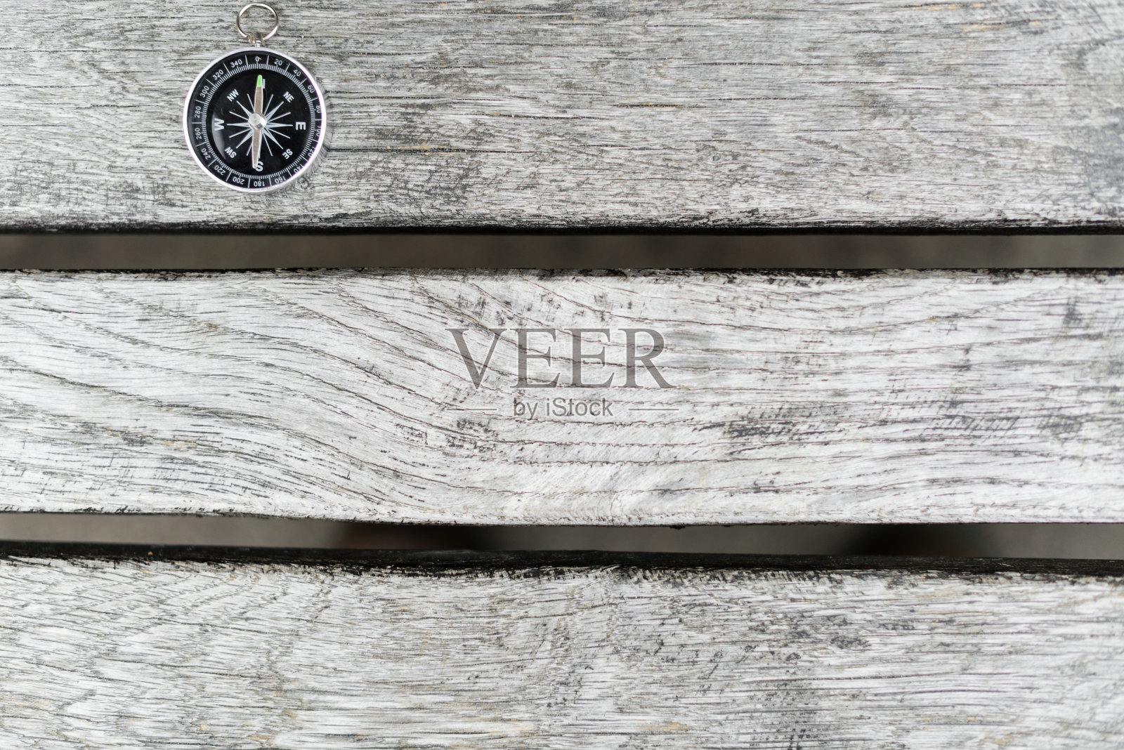 指南针在一个美丽的木制表面上。俯视图照片摄影图片