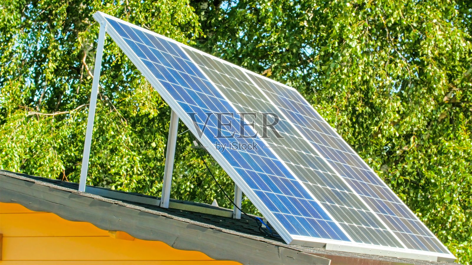 外面院子里有一块太阳能板照片摄影图片