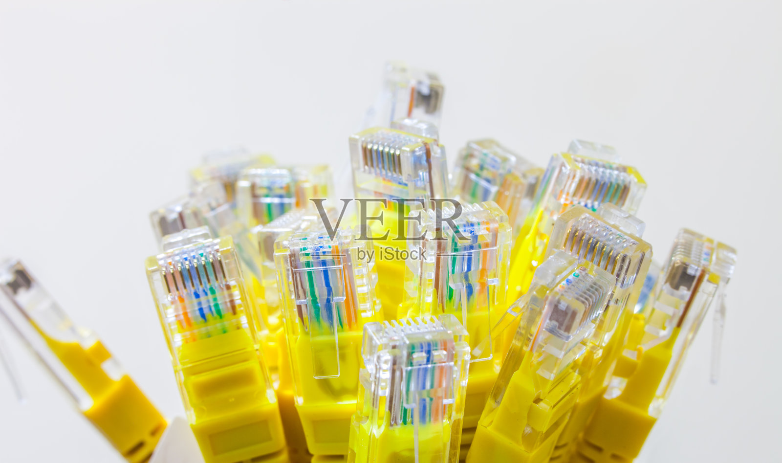 黄色以太网电缆的特写在一束孤立的白色背景照片摄影图片