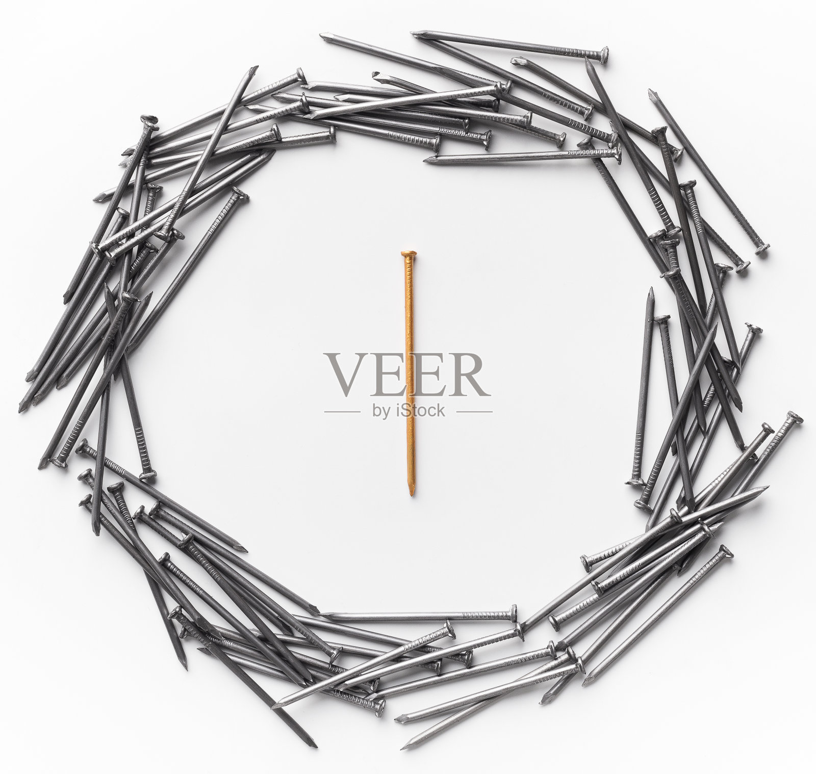 一个金色的钉子，周围是金属的照片摄影图片