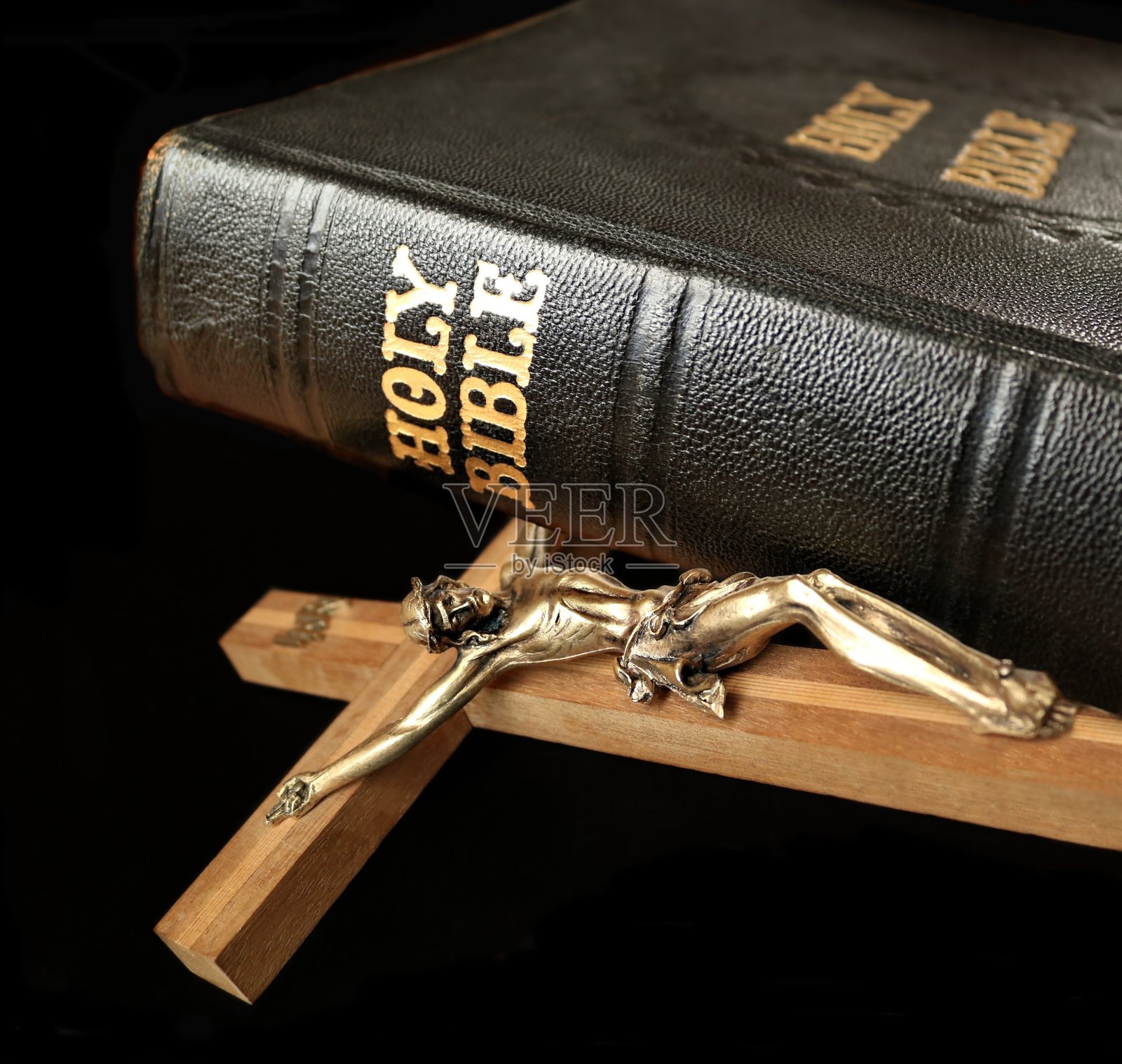 耶稣的身体在十字架上与圣经放在边缘照片摄影图片