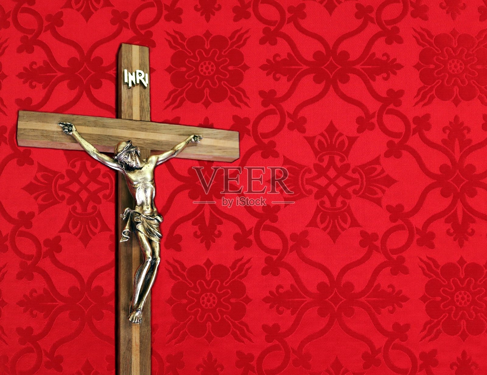木头十字架与金属主体上的红色图案的基督照片摄影图片