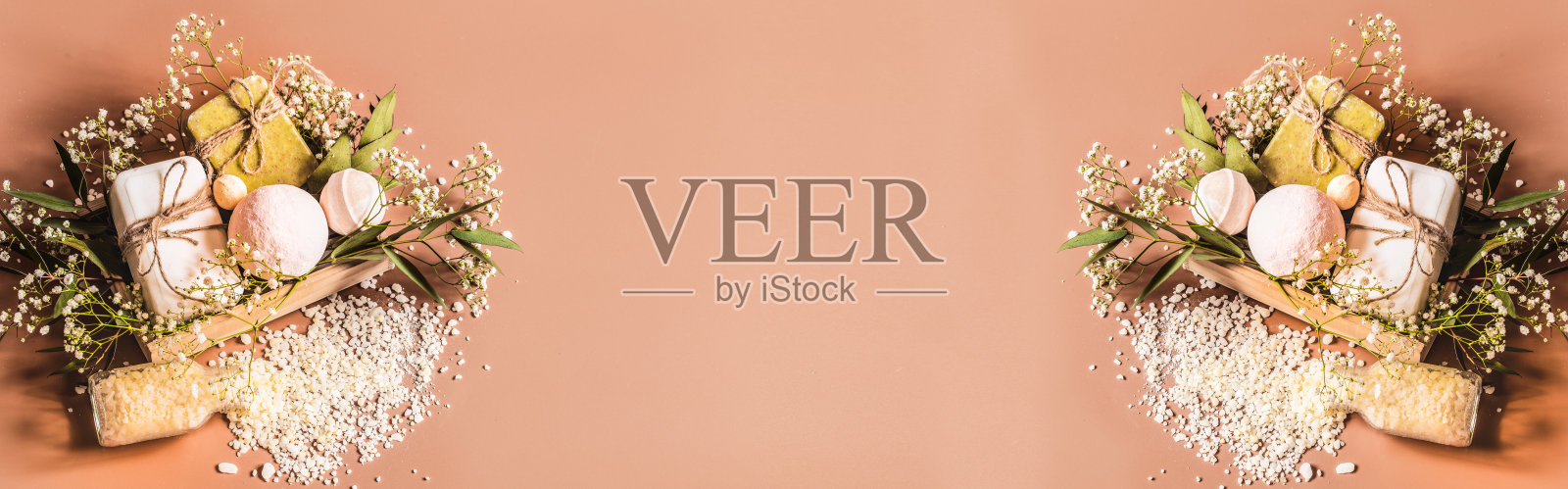 水疗或健康计划框架与毛巾，肥皂，树叶，花，浴炸弹照片摄影图片