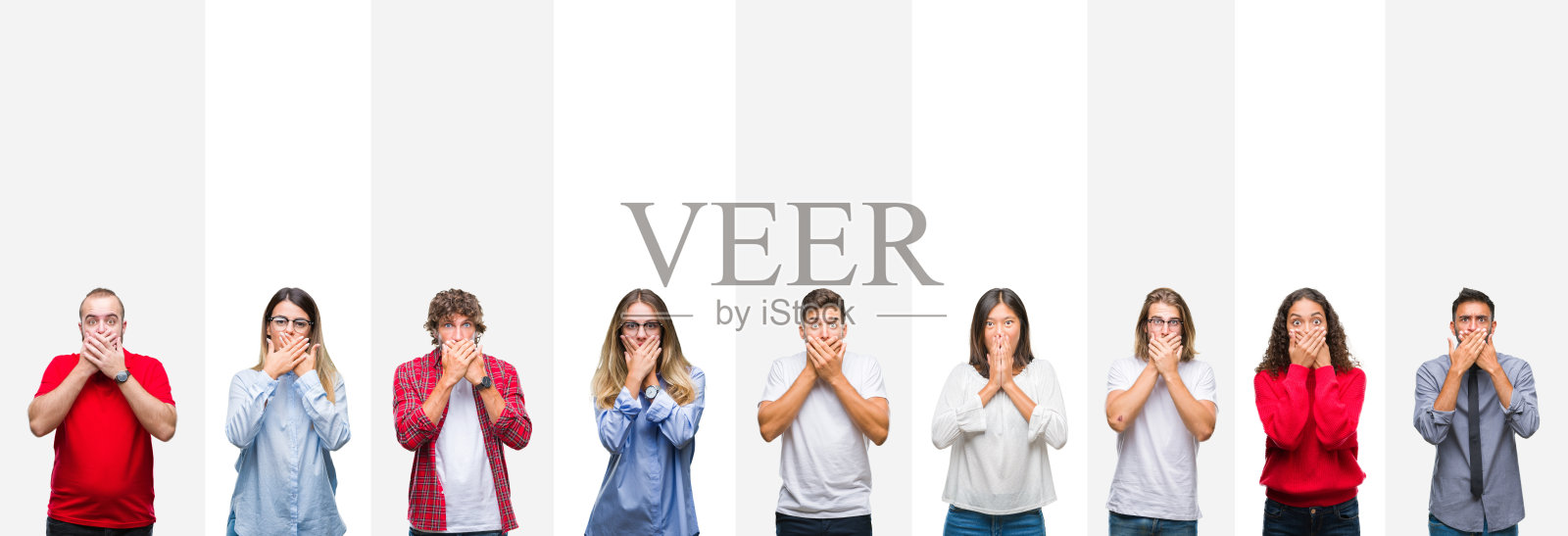 拼贴不同种族的年轻人越过白色条纹孤立的背景震惊地用手捂住嘴。秘密的概念。照片摄影图片