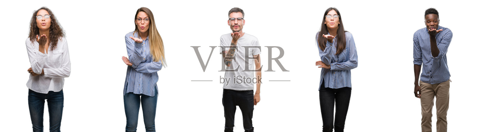 集团和团队的年轻商务人士在孤立的白色背景下看着镜头飞吻与手在空中是可爱和性感的。爱的表达。照片摄影图片