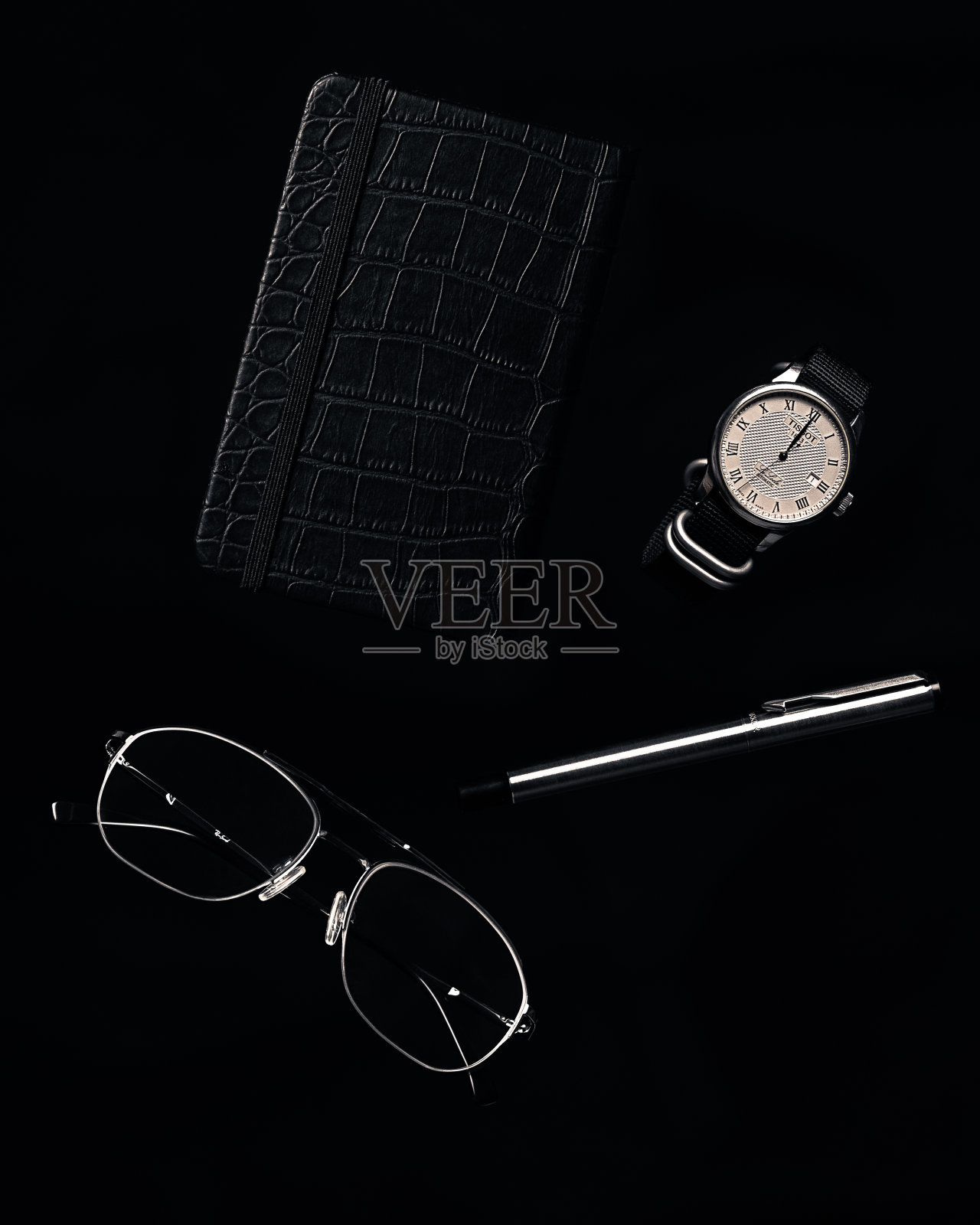 每天携带配件隔离在黑色照片摄影图片