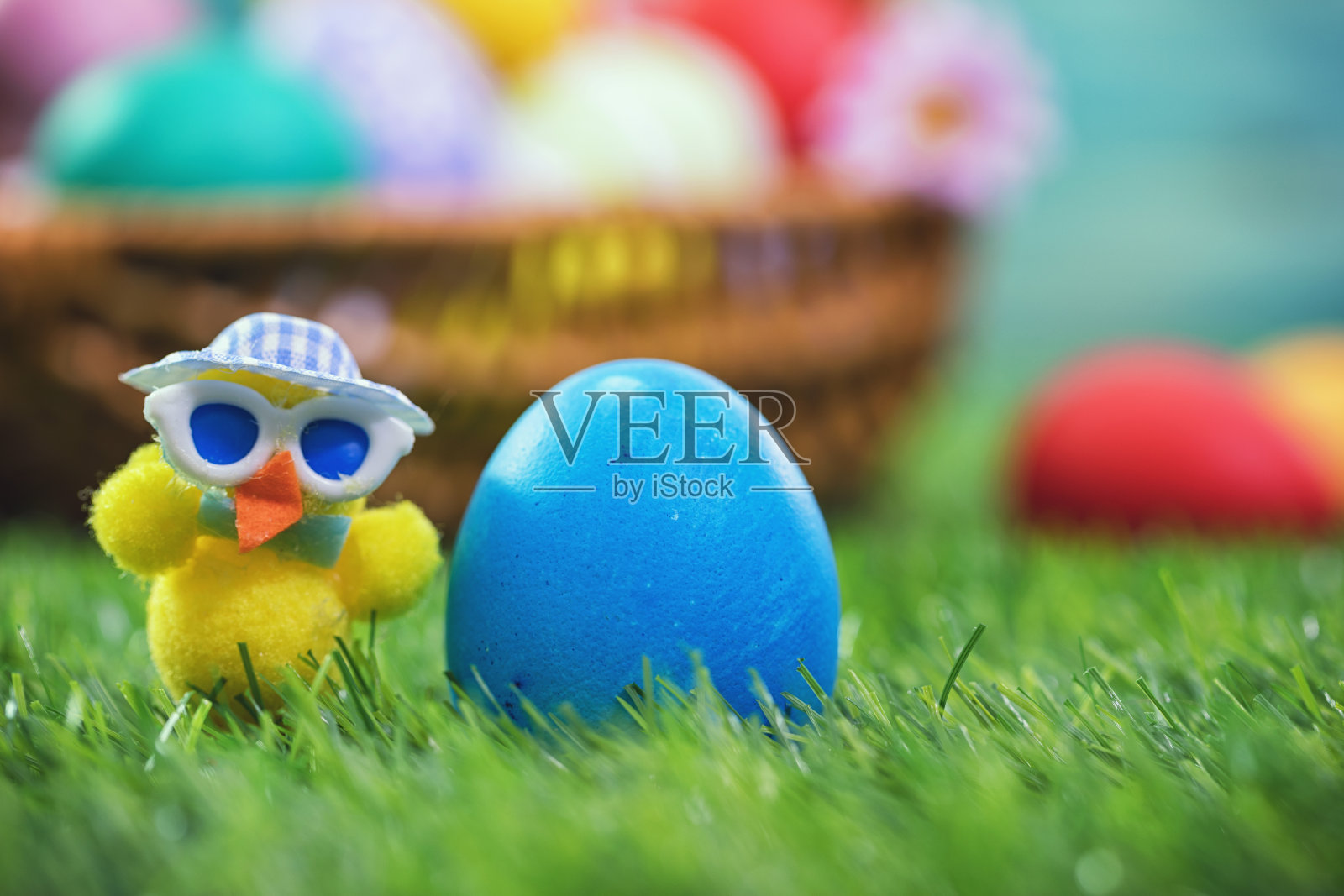 在绿草地上画复活节彩蛋照片摄影图片