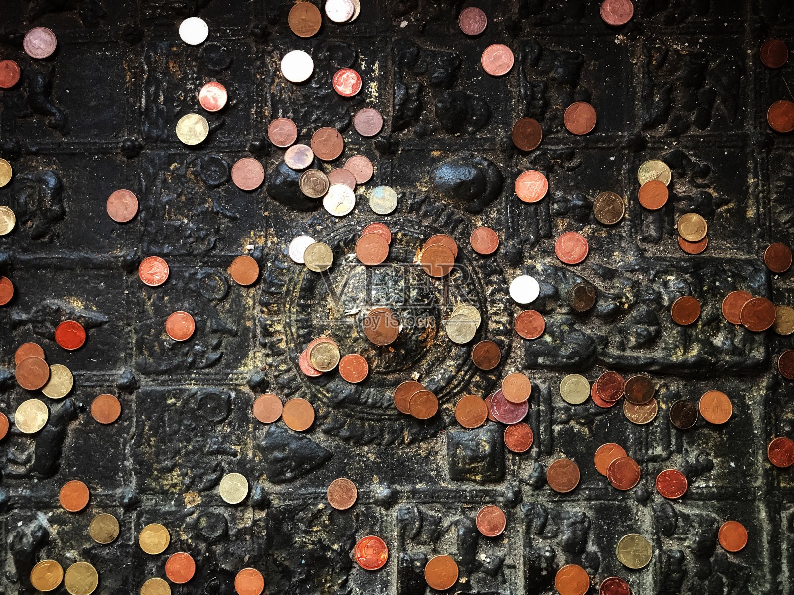 佛教是把一枚硬币放在佛的足迹上，相信创造幸运照片摄影图片