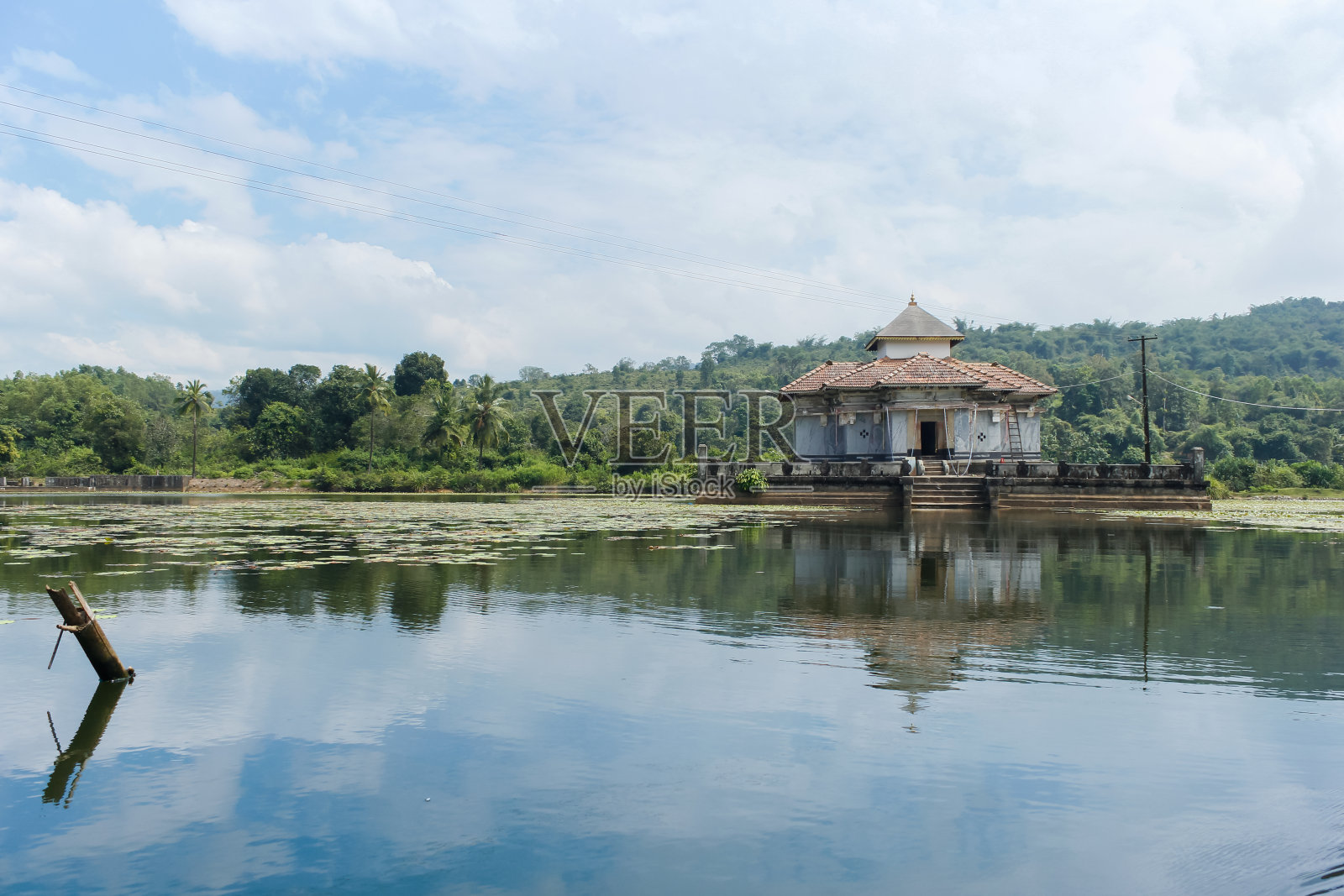 池塘里的神庙照片摄影图片