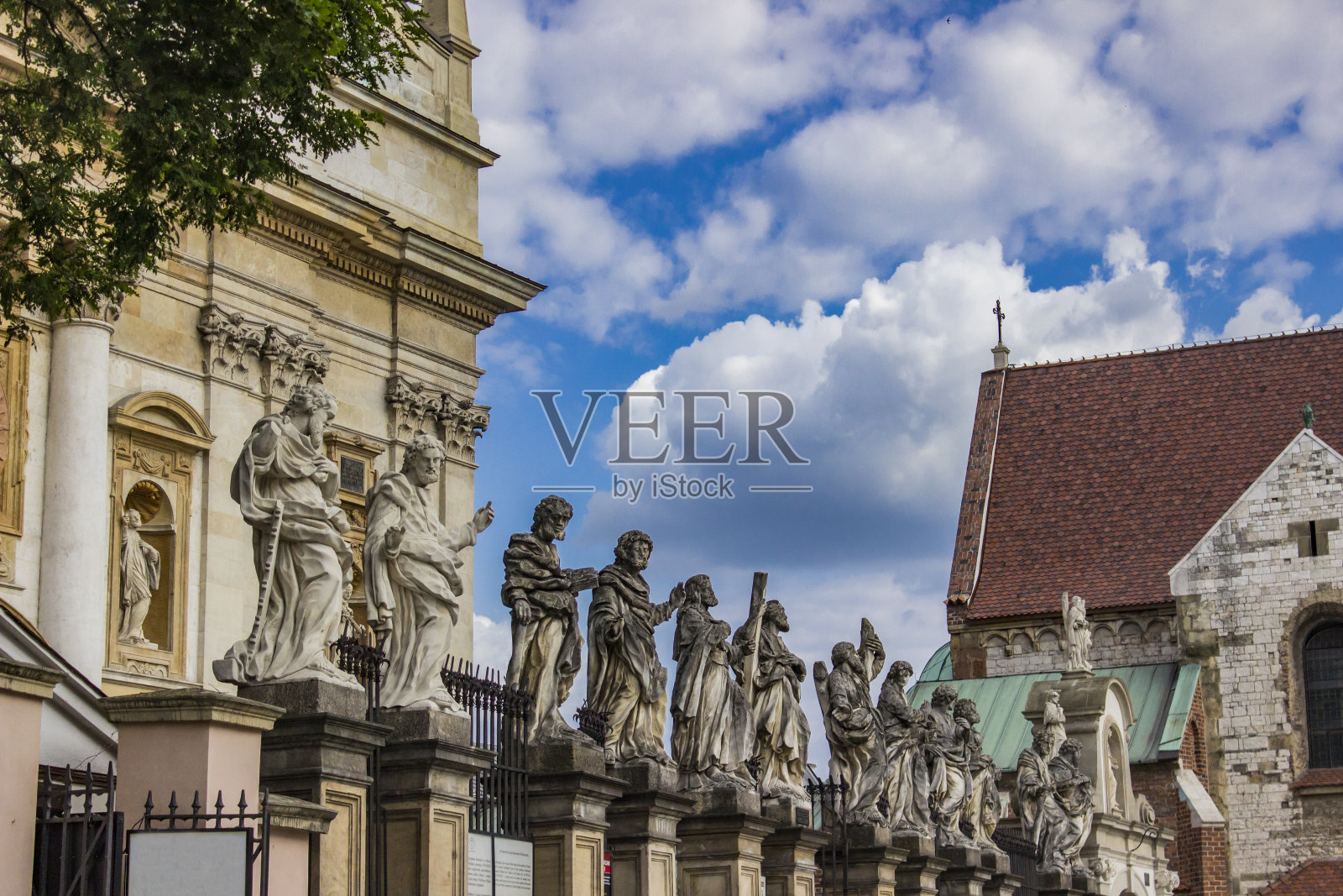 波兰克拉科夫老城的圣彼得和保罗教堂照片摄影图片