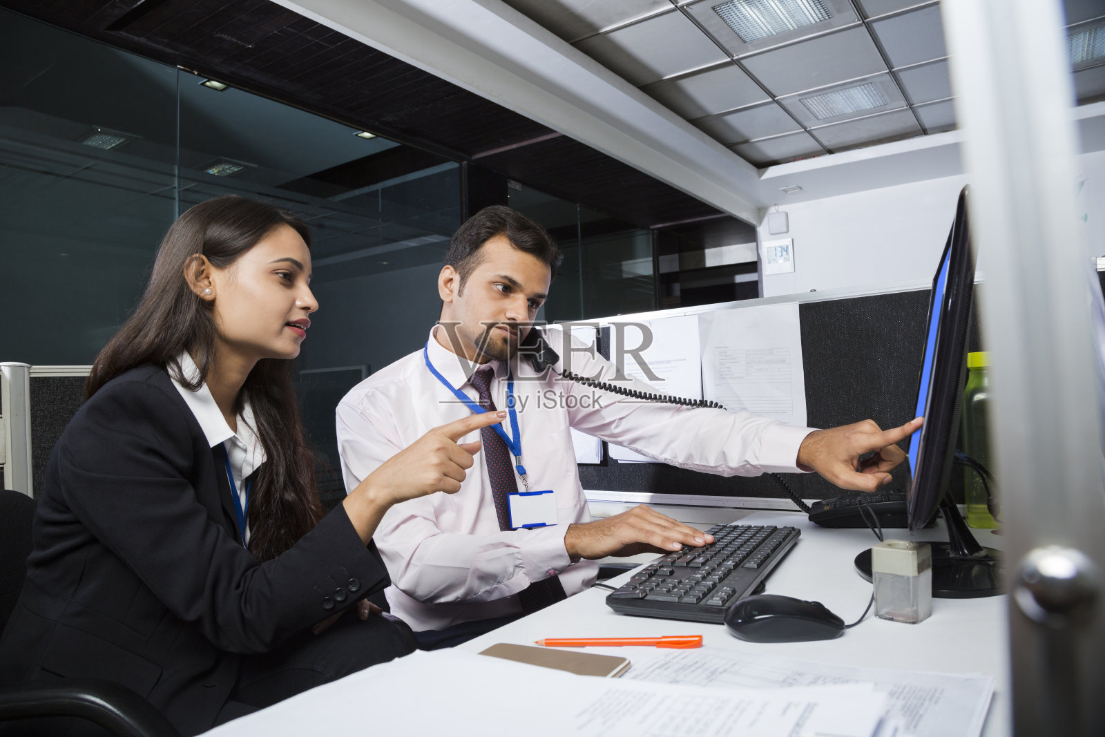 在一个小办公室里工作到很晚照片摄影图片