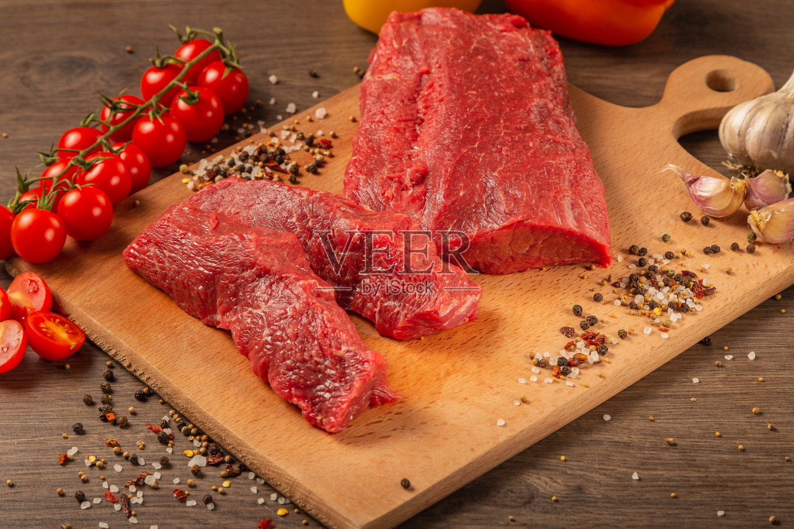 木背景上的生牛肉配上香料和蔬菜照片摄影图片
