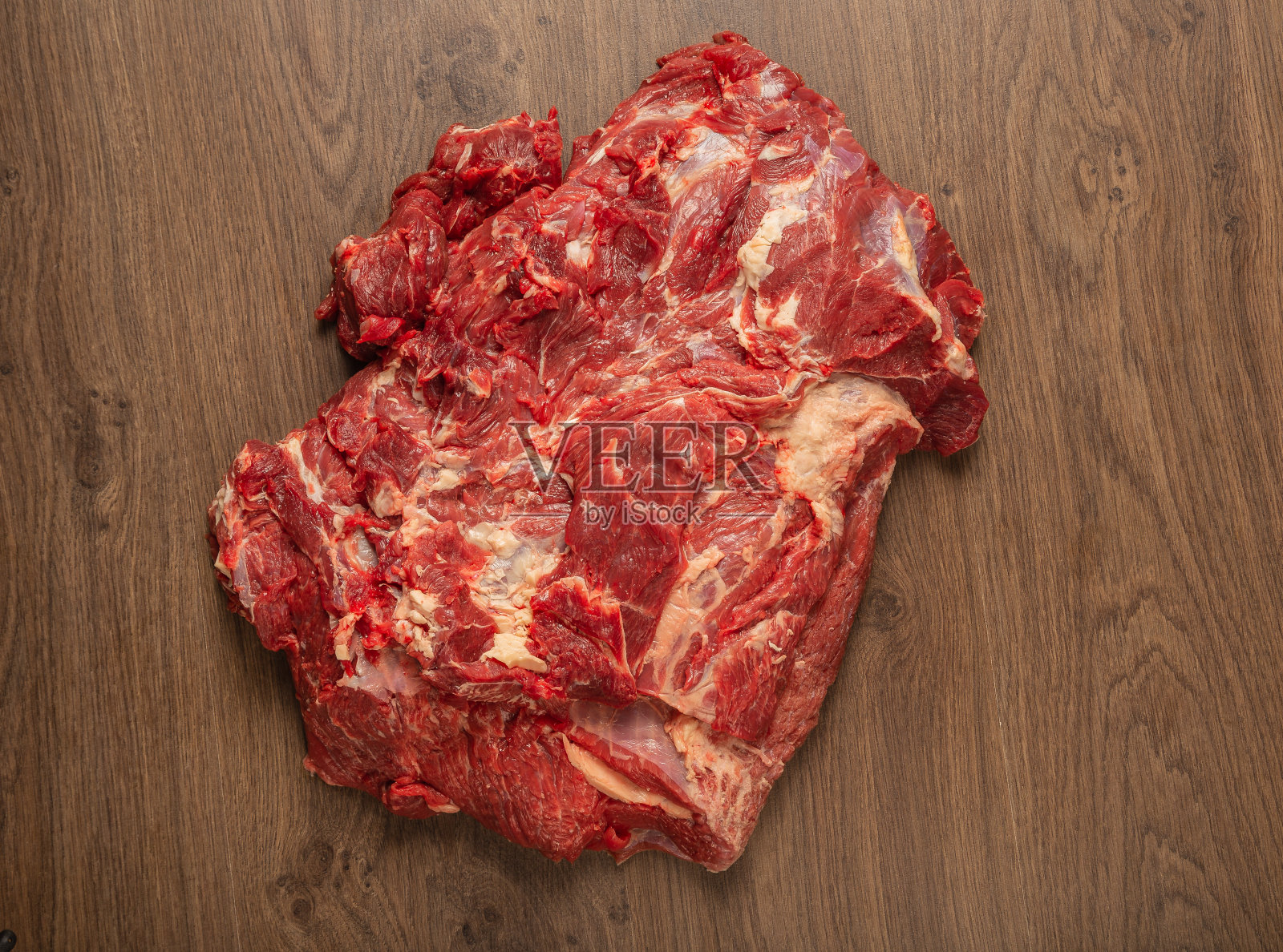 木背景上的生牛肉，目录照片摄影图片