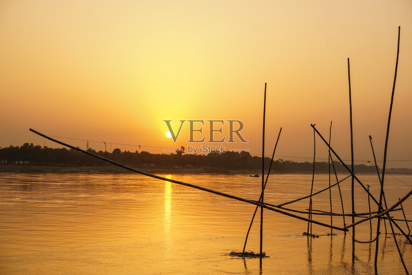 印度马亚普尔神圣的恒河上的金色日落照片摄影图片