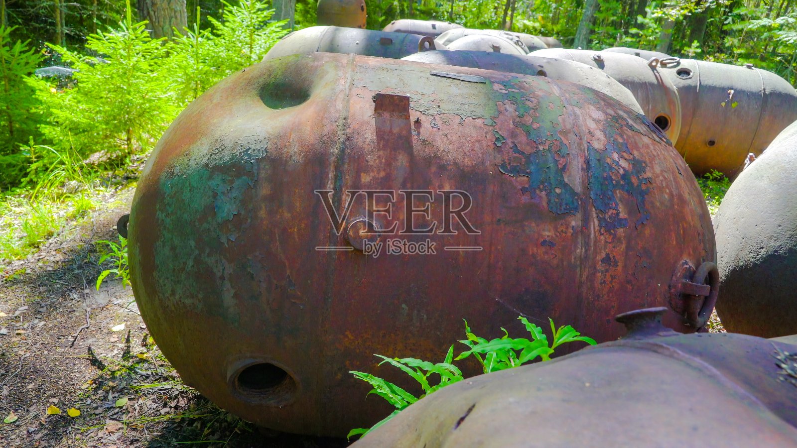 近距离观察地下的大型矿井照片摄影图片