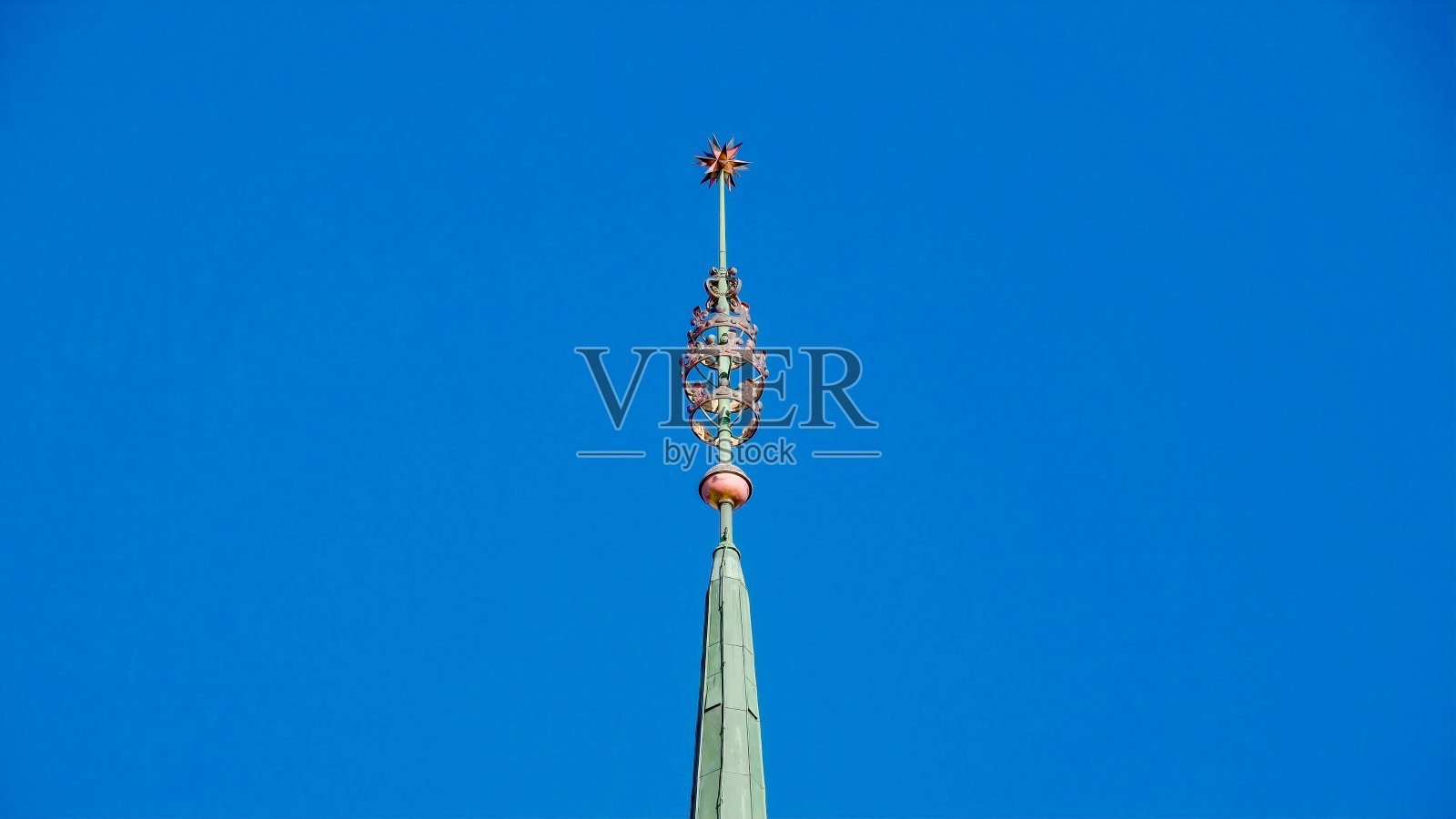 这是瑞典斯德哥尔摩钟楼的星形尖顶照片摄影图片