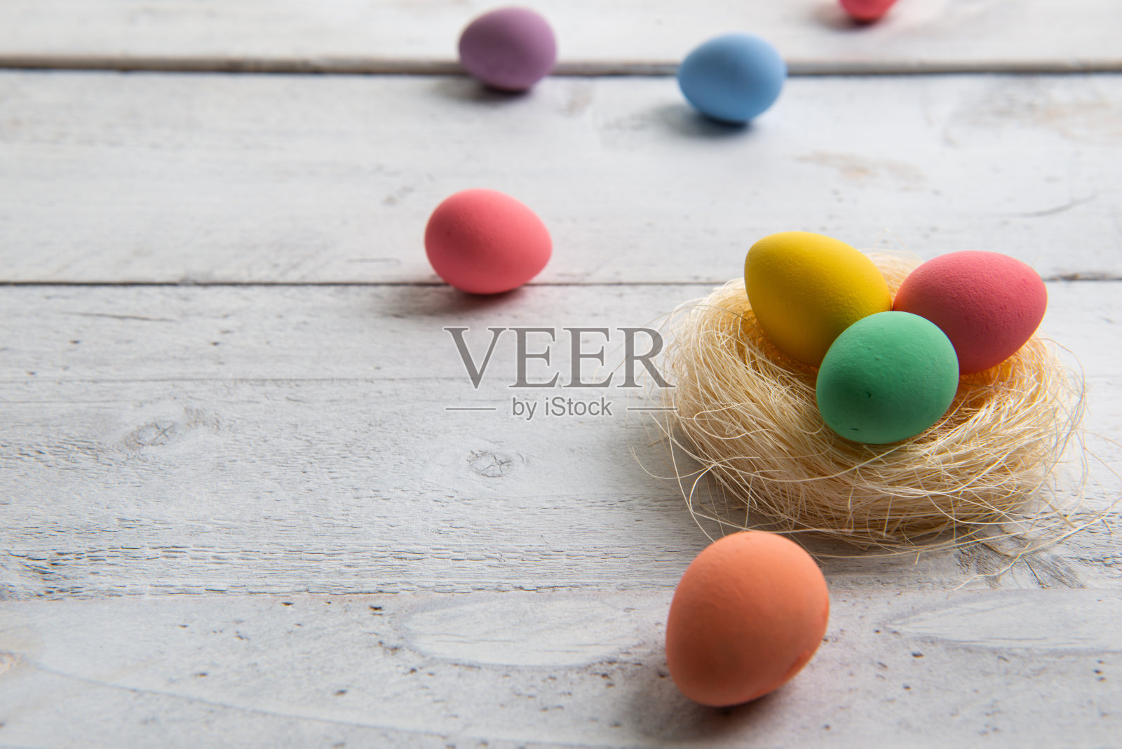 白色木制的彩色复活节彩蛋照片摄影图片