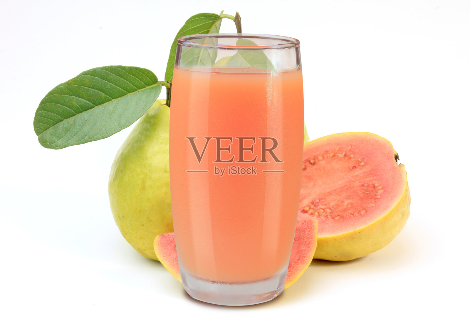 有机番石榴汁在玻璃杯孤立的白色背景与新鲜番石榴照片摄影图片