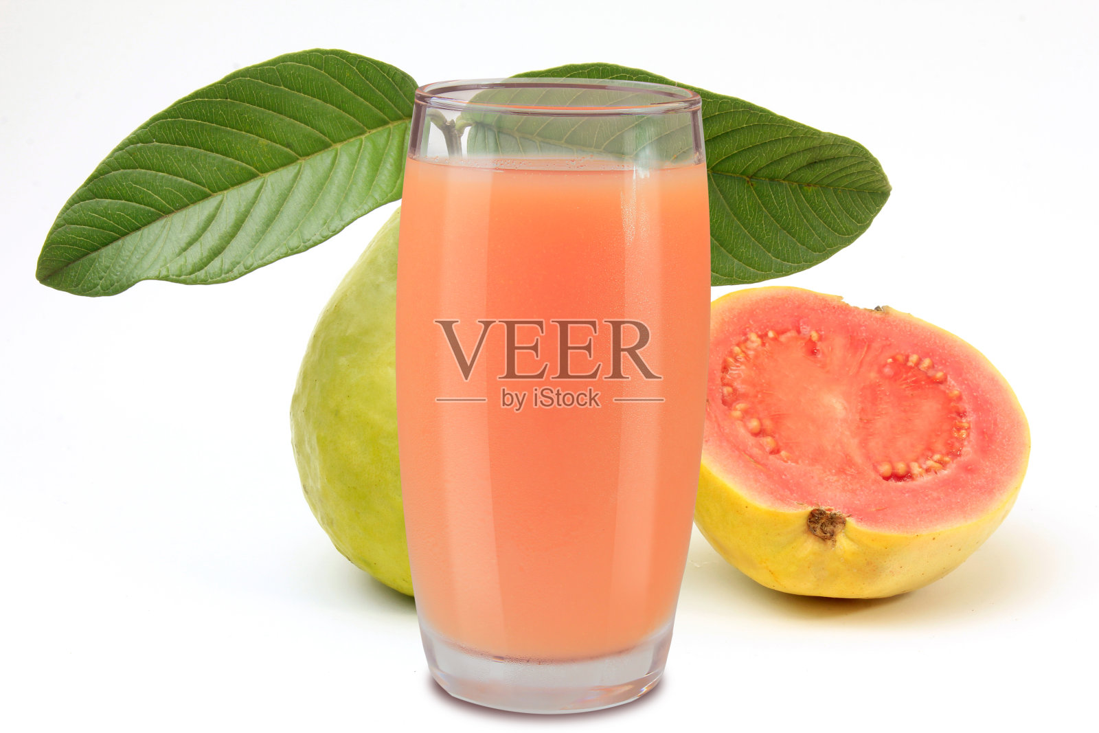 有机番石榴汁在玻璃杯孤立的白色背景与新鲜番石榴照片摄影图片