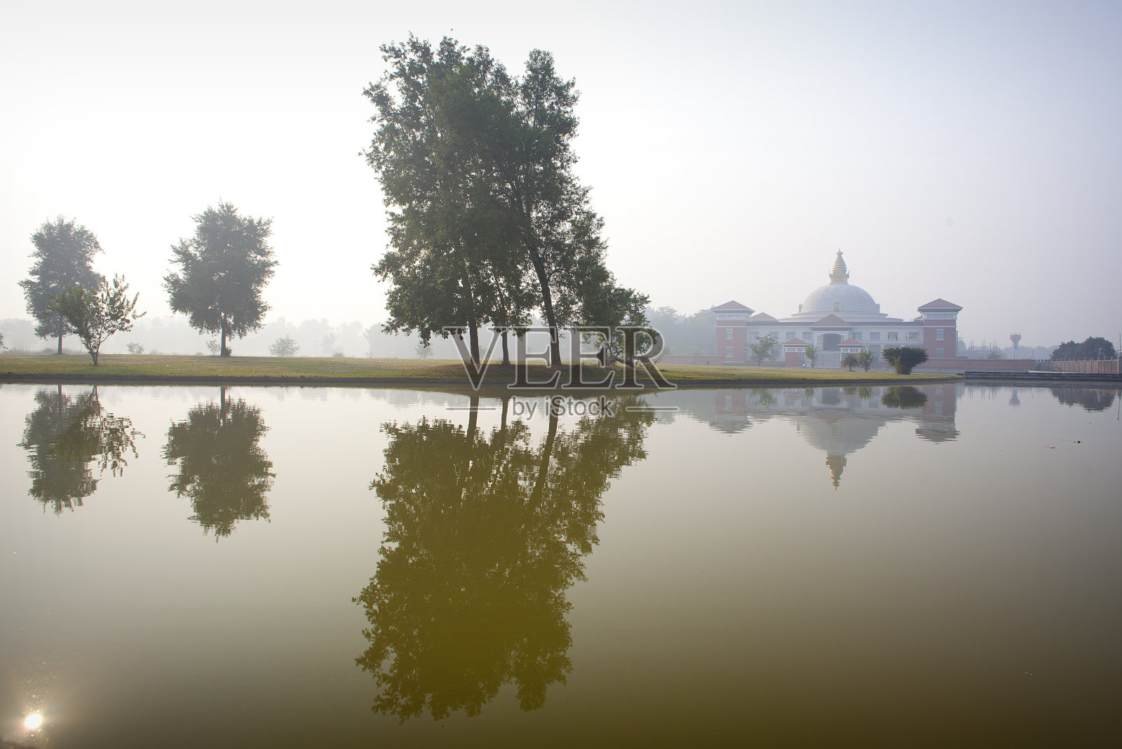 尼泊尔蓝毗尼的反思照片摄影图片