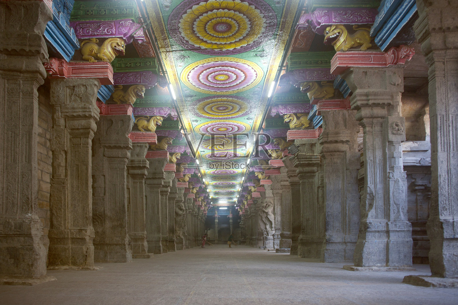 在印度南部泰米尔纳德邦马杜赖的米纳克什印度教寺庙内。宗教大厅有数千根柱子照片摄影图片