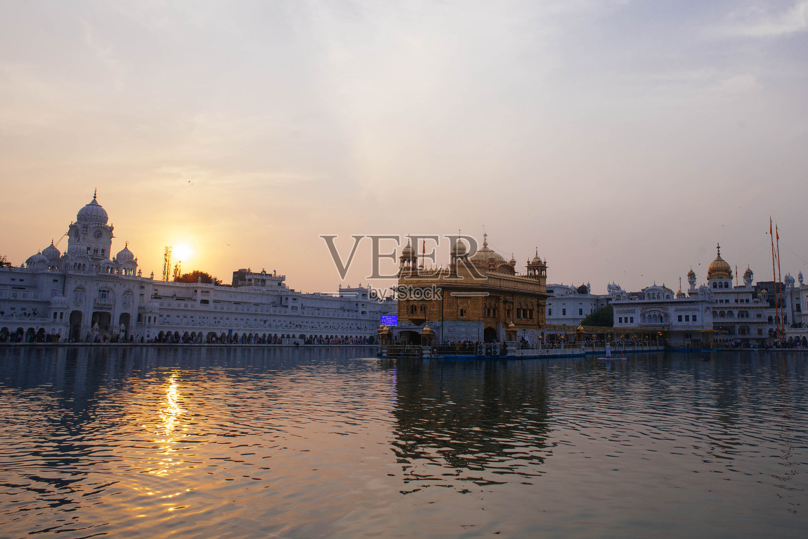 印度阿姆利则，日落时的金色寺庙照片摄影图片