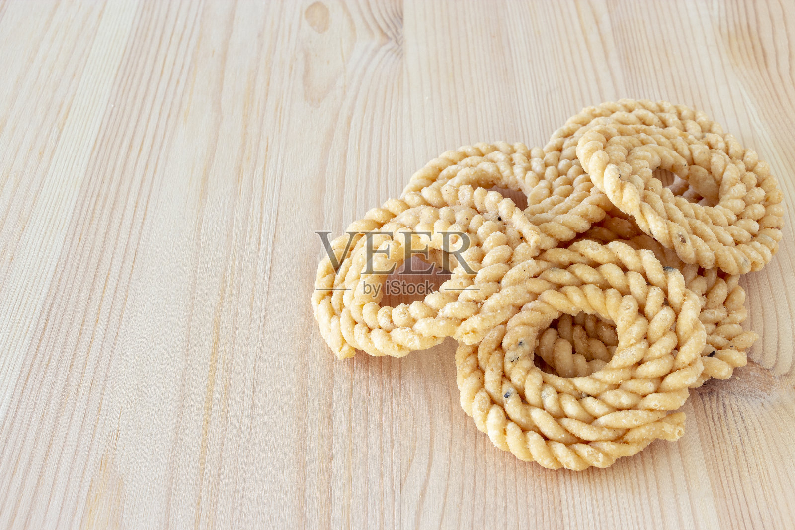 Chakli或Murukku是印度南部流行的素食小吃。螺旋形的脆油炸小吃。关闭. .有选择性的重点。副本的空间。照片摄影图片