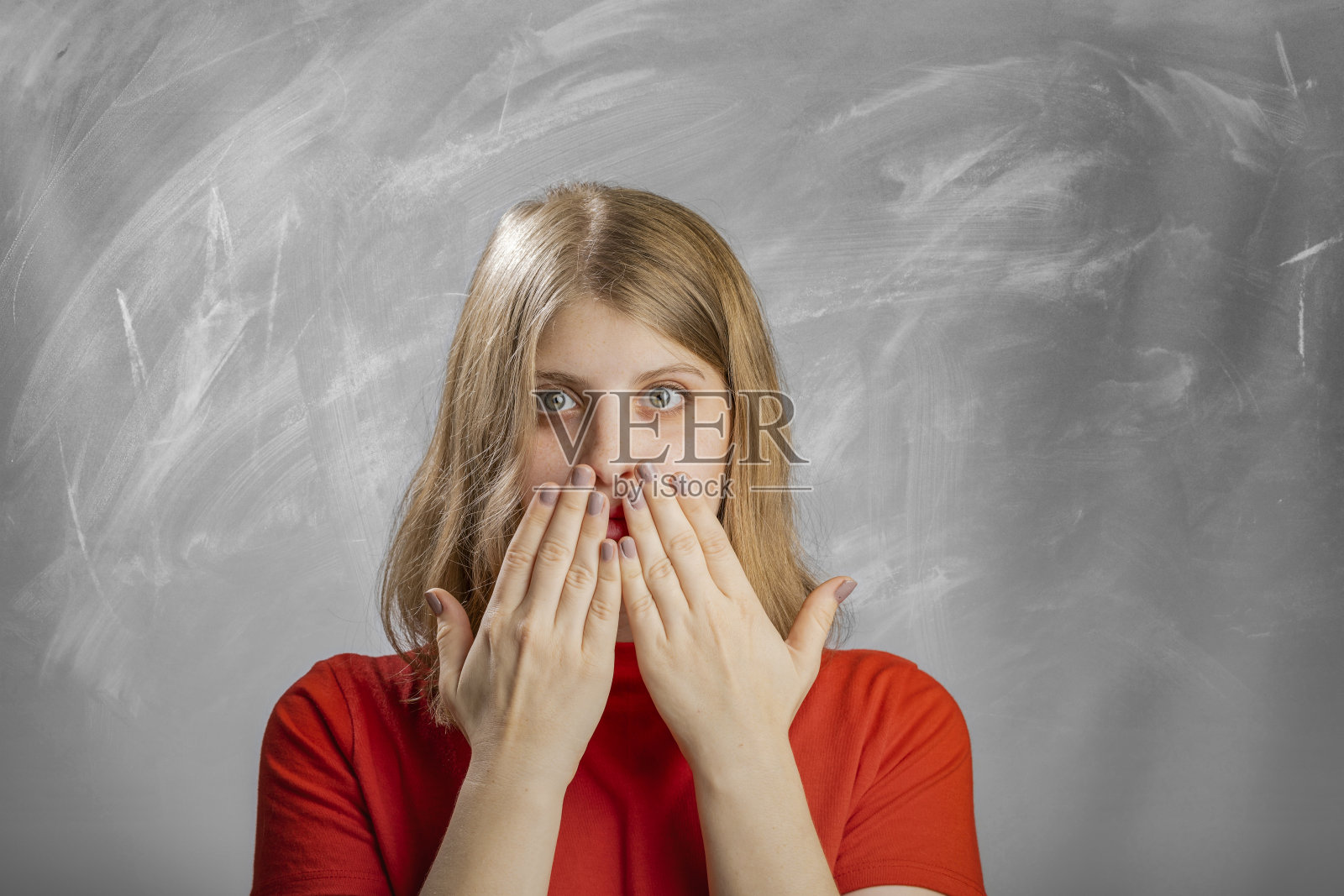 金发三个聪明的猴子手势肖像在工作室照片摄影图片