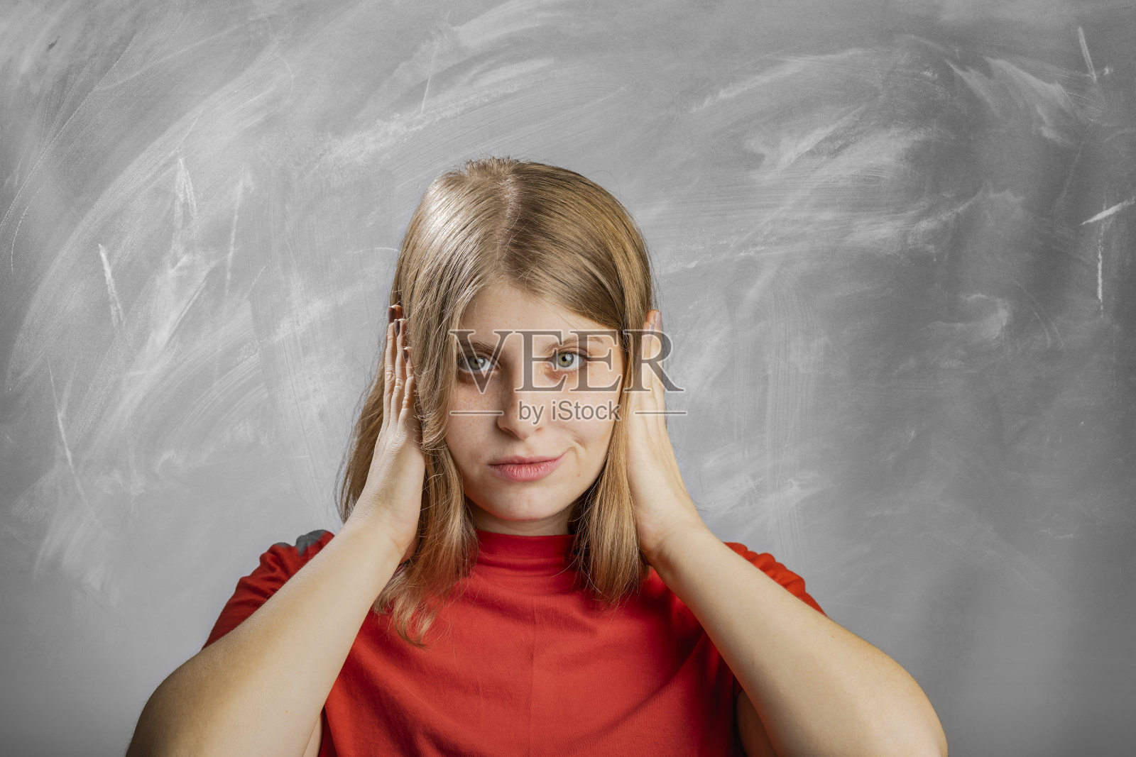 金发三个聪明的猴子手势肖像在工作室照片摄影图片