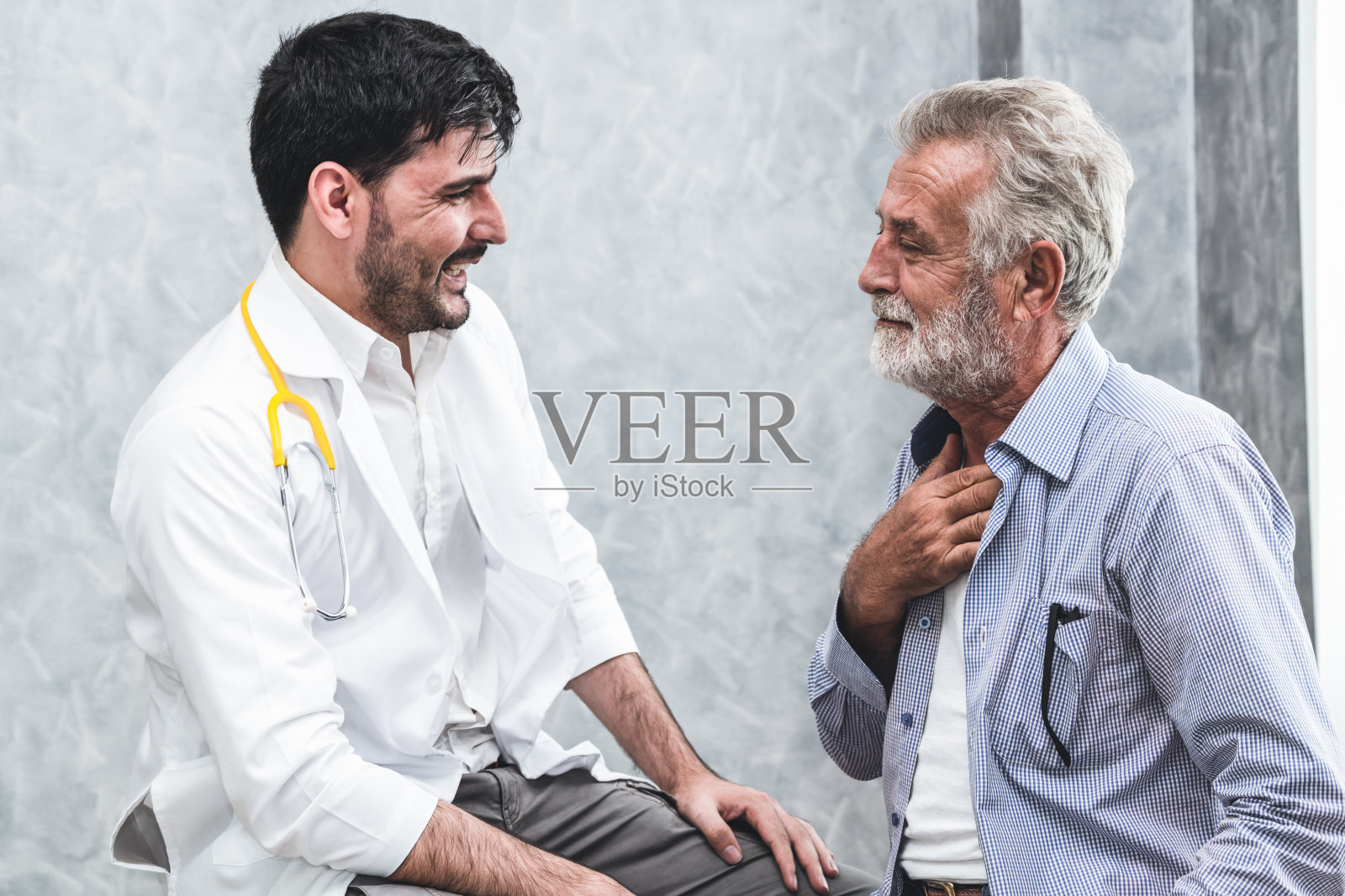 病人在医院看医生。医疗保健理念和医护人员服务理念。照片摄影图片