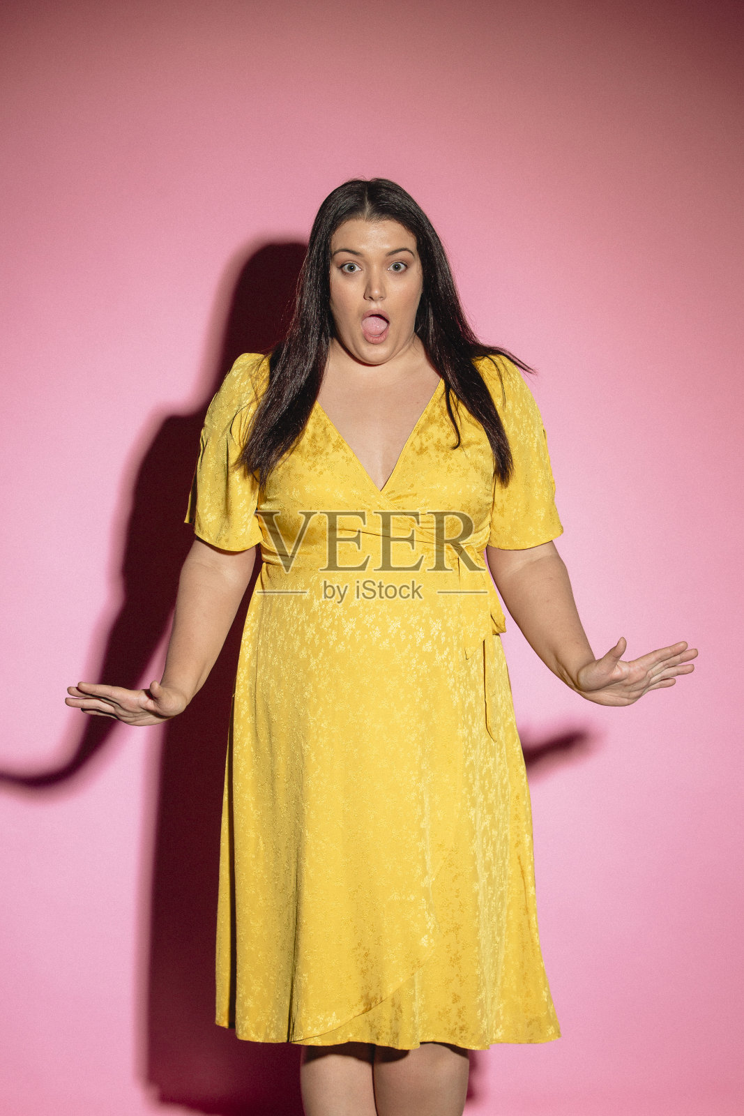 震惊的年轻女子照片摄影图片