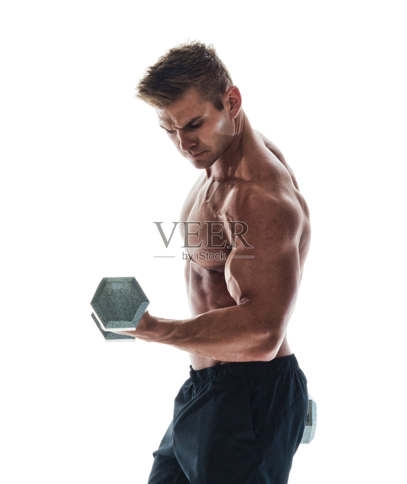 英俊的肌肉男在用哑铃照片摄影图片