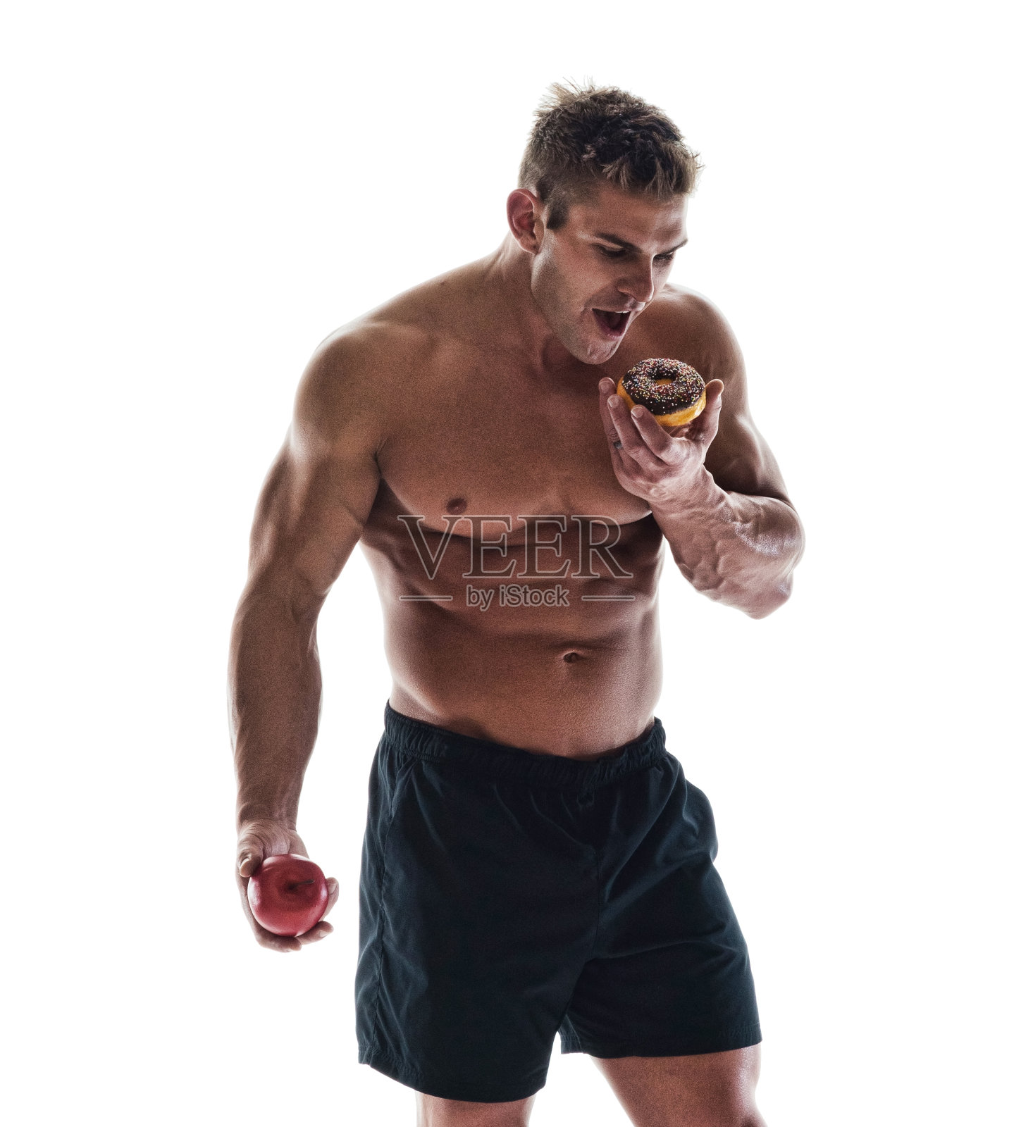 赤裸上身的帅哥在苹果和甜甜圈之间选择照片摄影图片